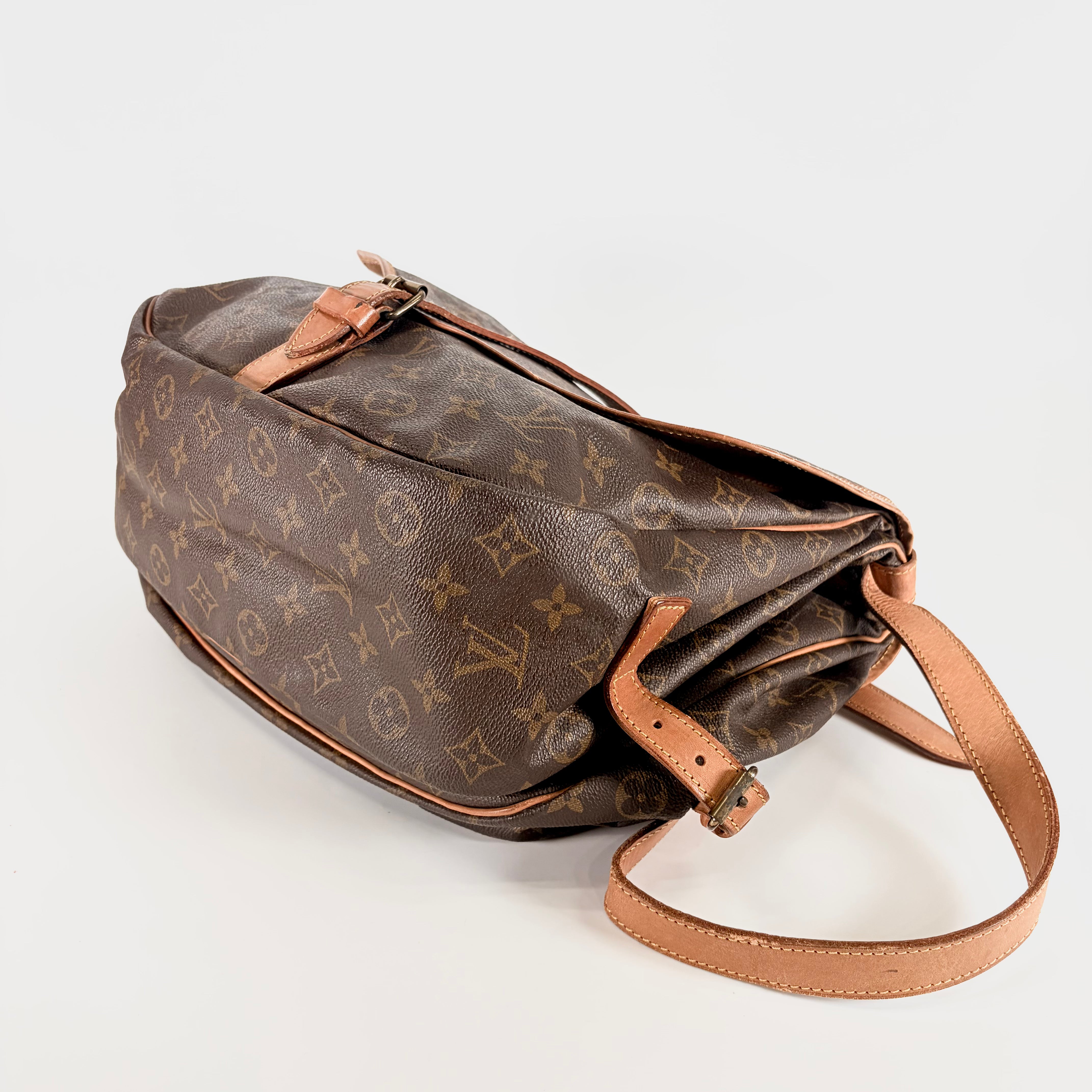 2604 secondhand LV Shoulder bag / Crossbody Bag Saumur