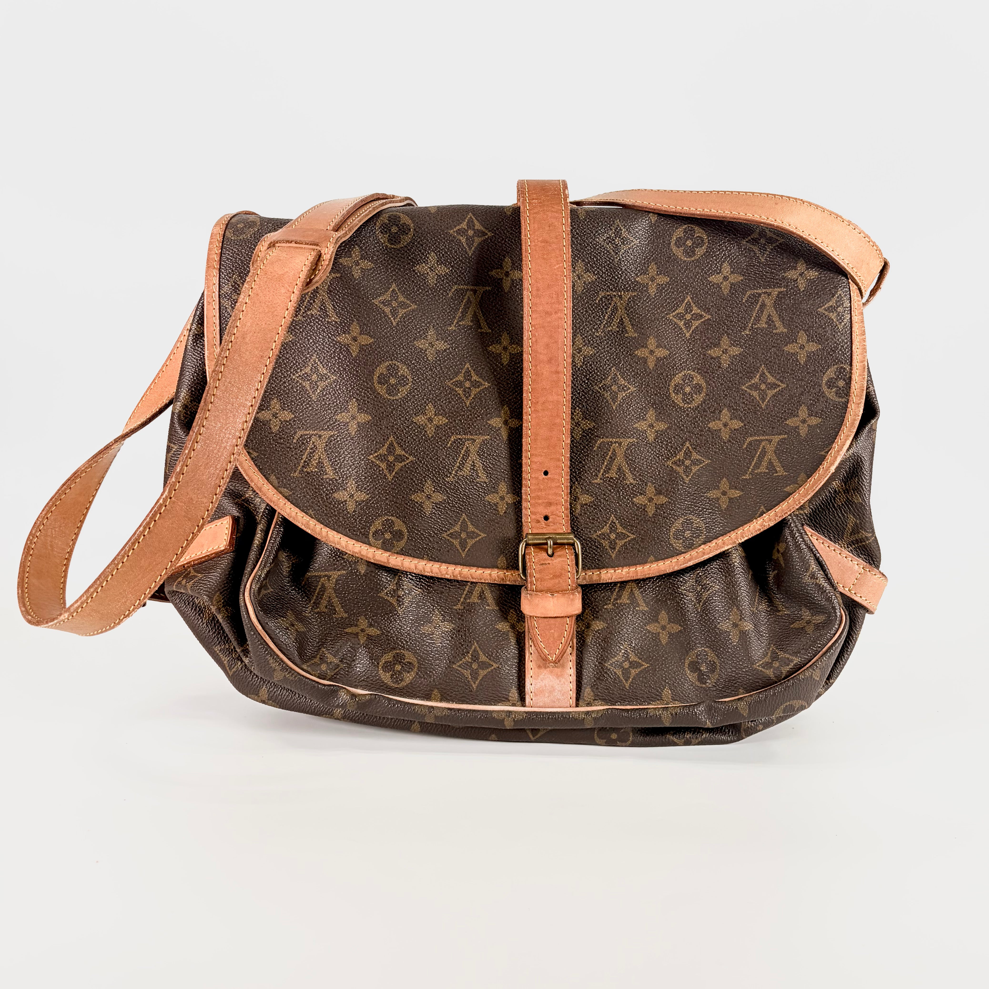 2604 secondhand LV Shoulder bag / Crossbody Bag Saumur