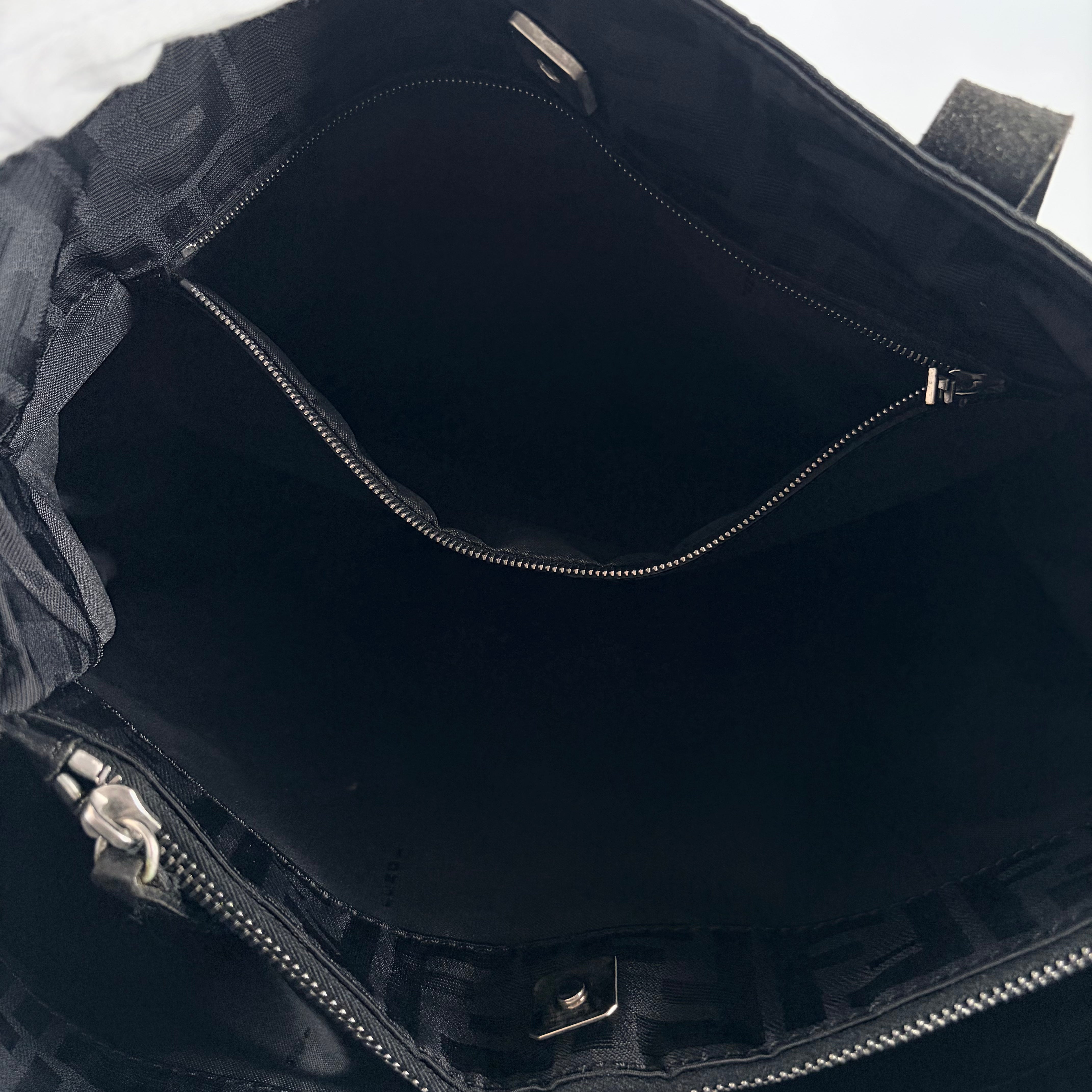 2605 secondhand FENDI Zucca hand bag