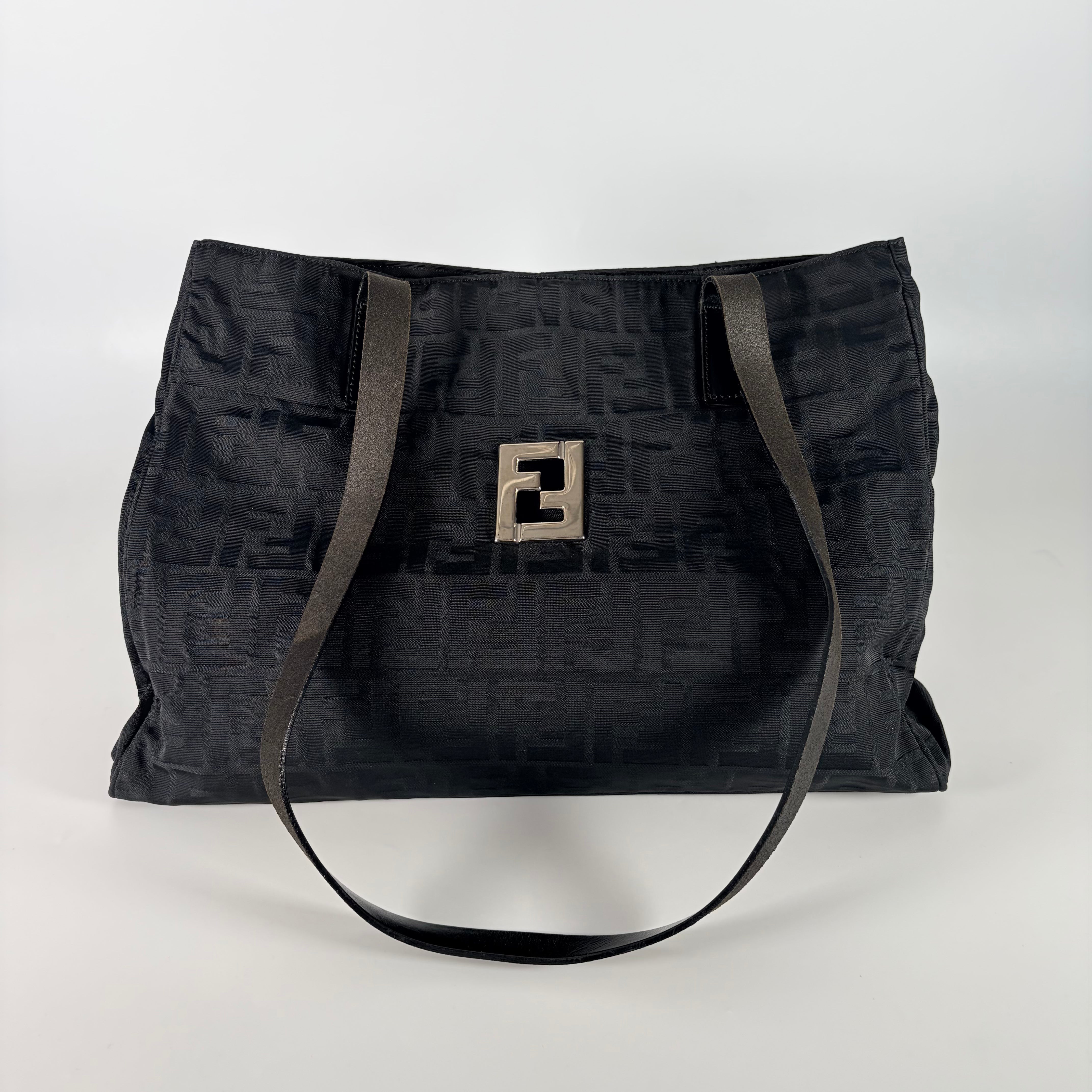 2605 secondhand FENDI Zucca hand bag