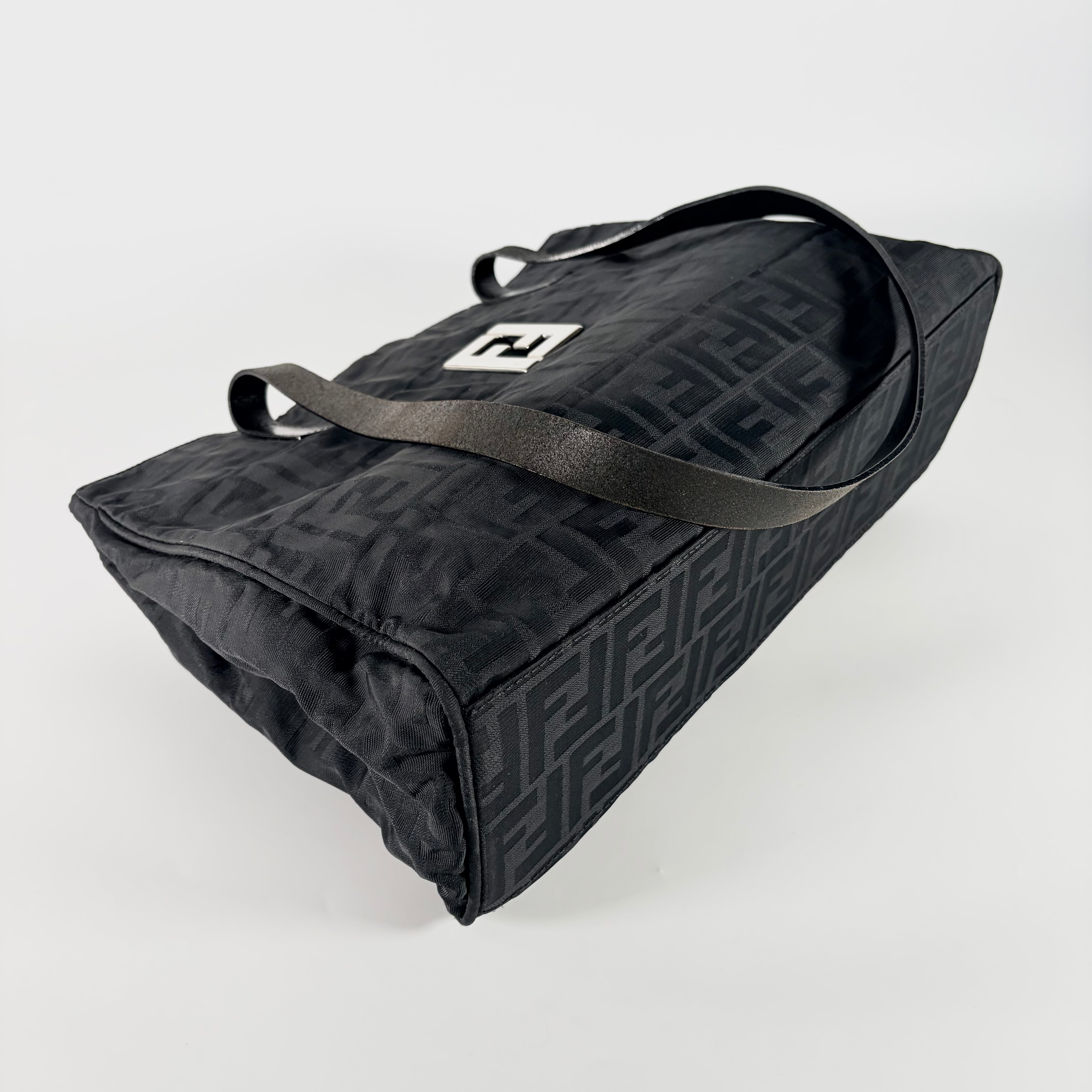 2605 secondhand FENDI Zucca hand bag