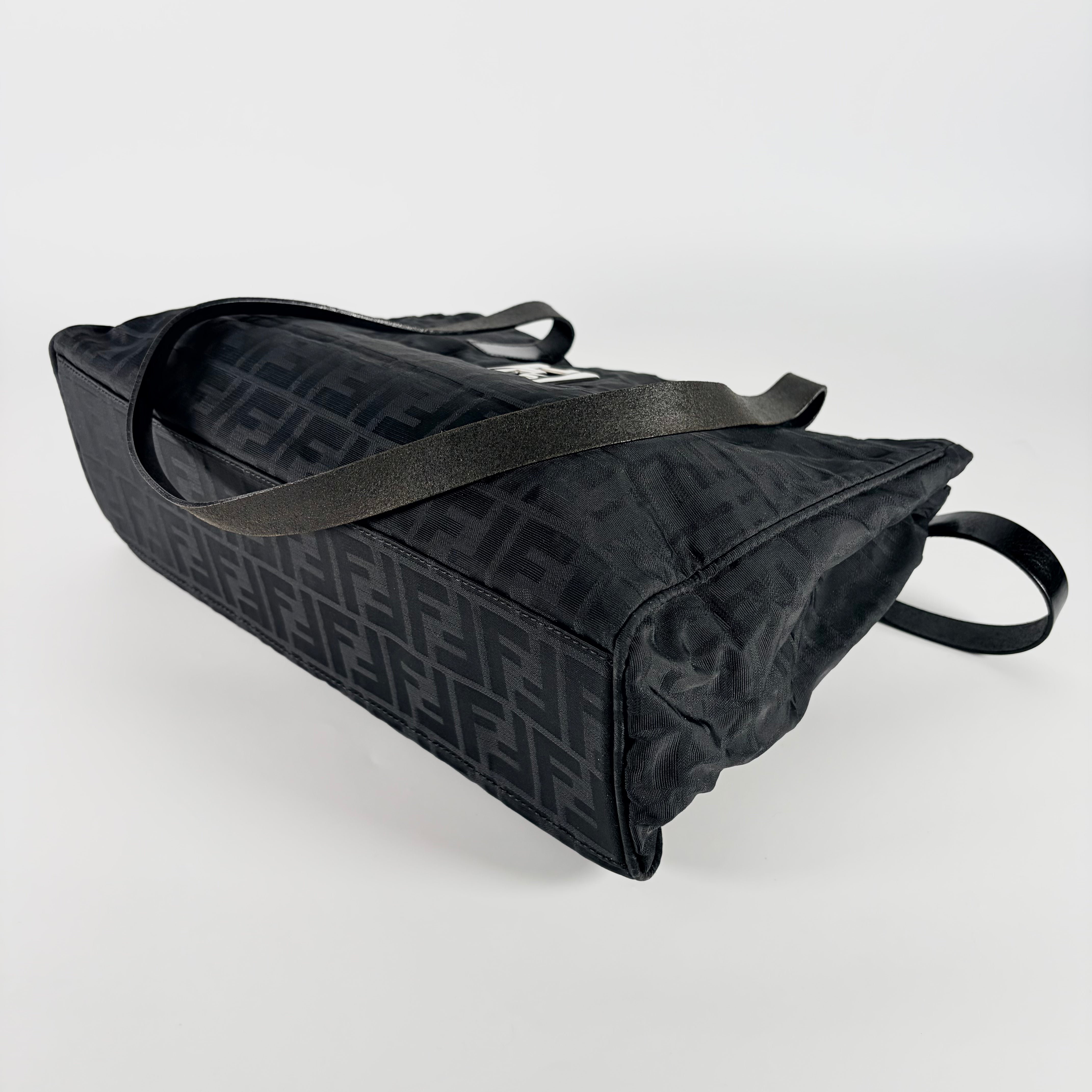 2605 secondhand FENDI Zucca hand bag