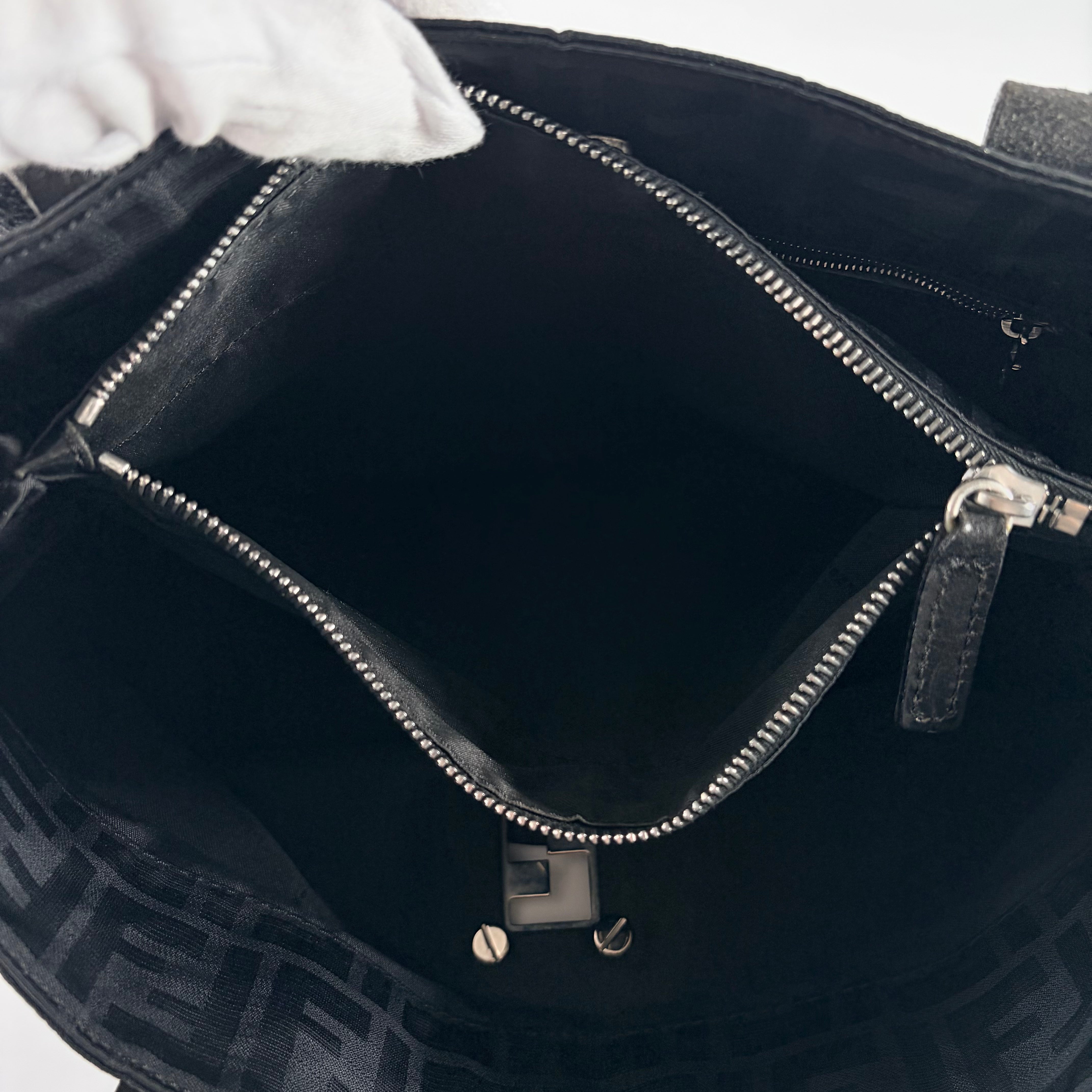 2605 secondhand FENDI Zucca hand bag