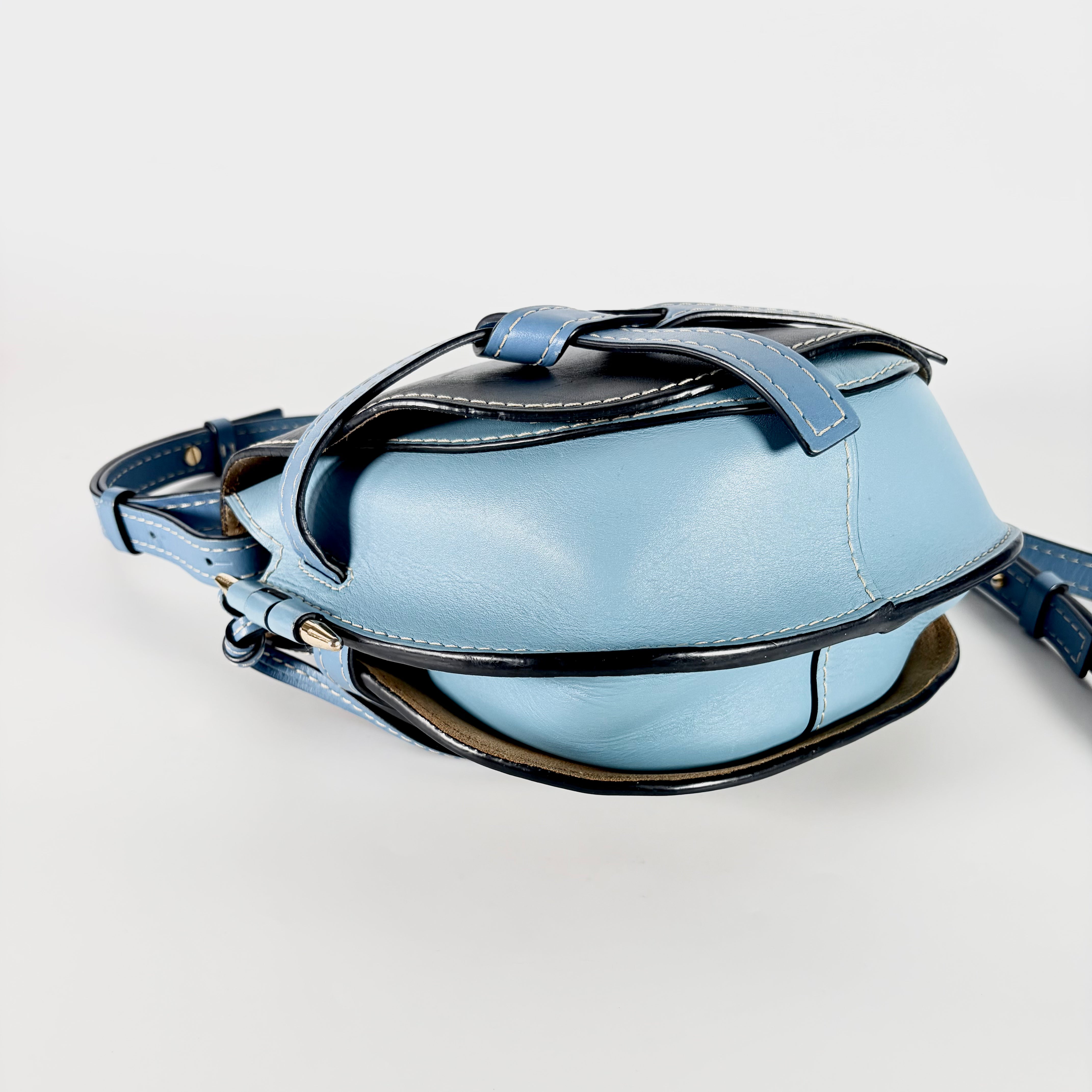 2604 secondhand LOEWE gate shoulder Navy × blue