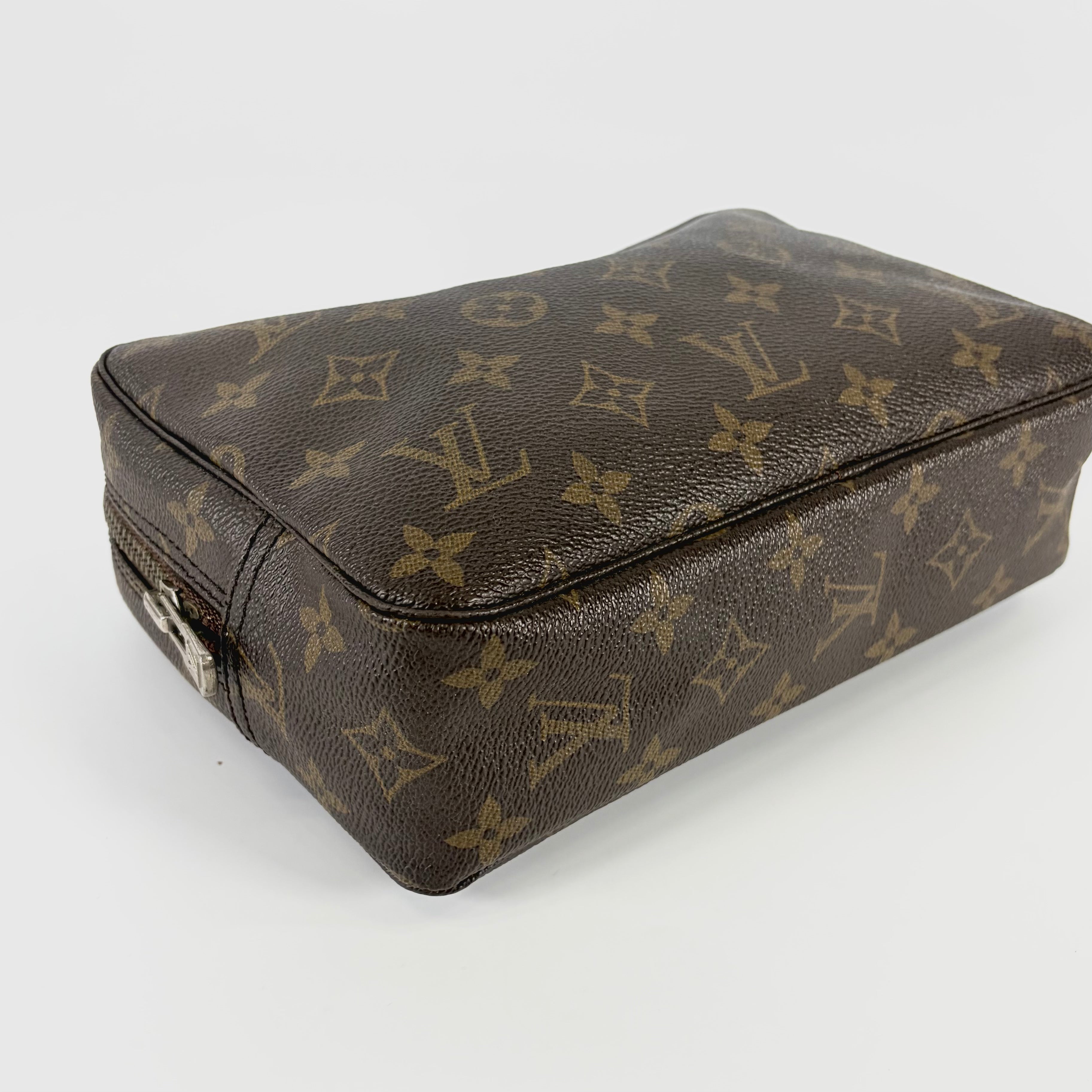 2604 secondhand LV Monogram Truth Wallet 23