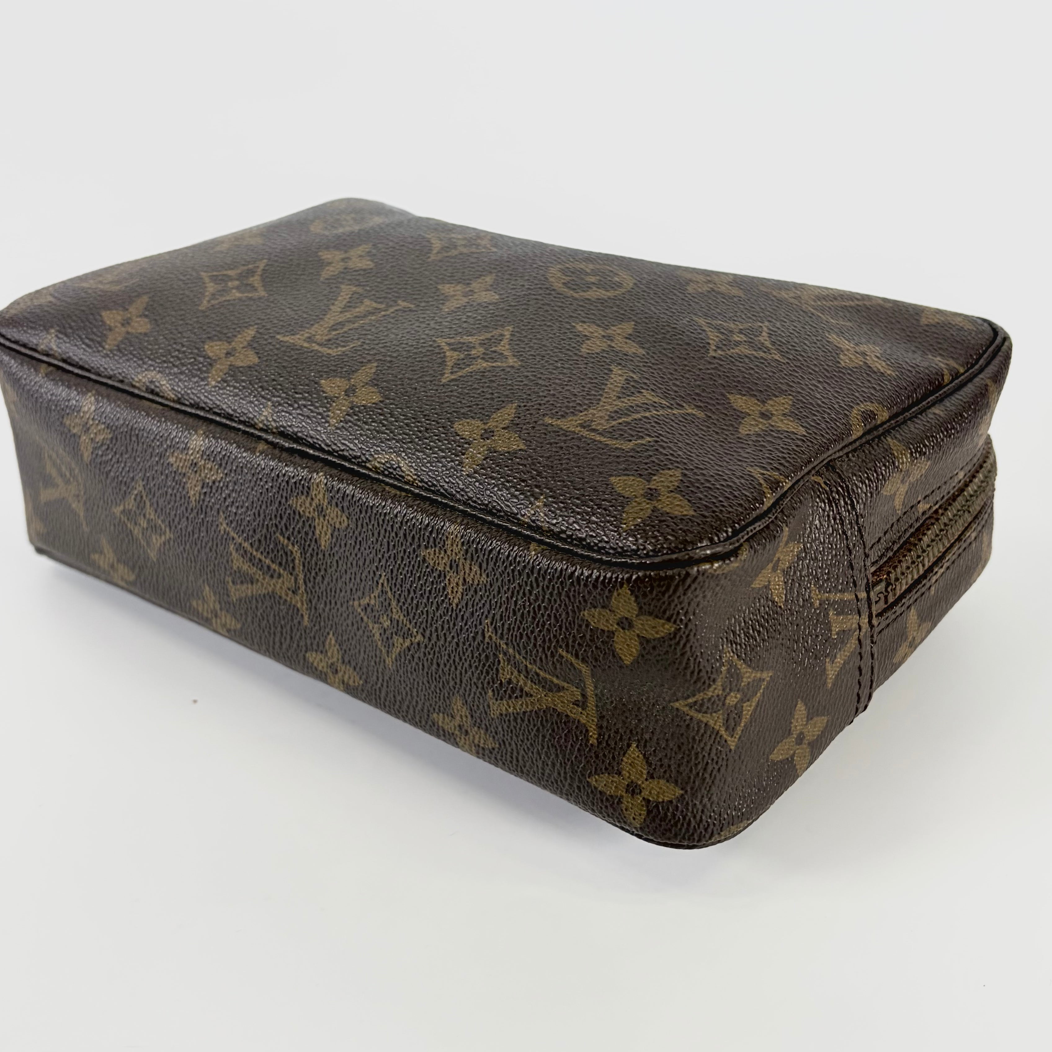 2604 secondhand LV Monogram Truth Wallet 23