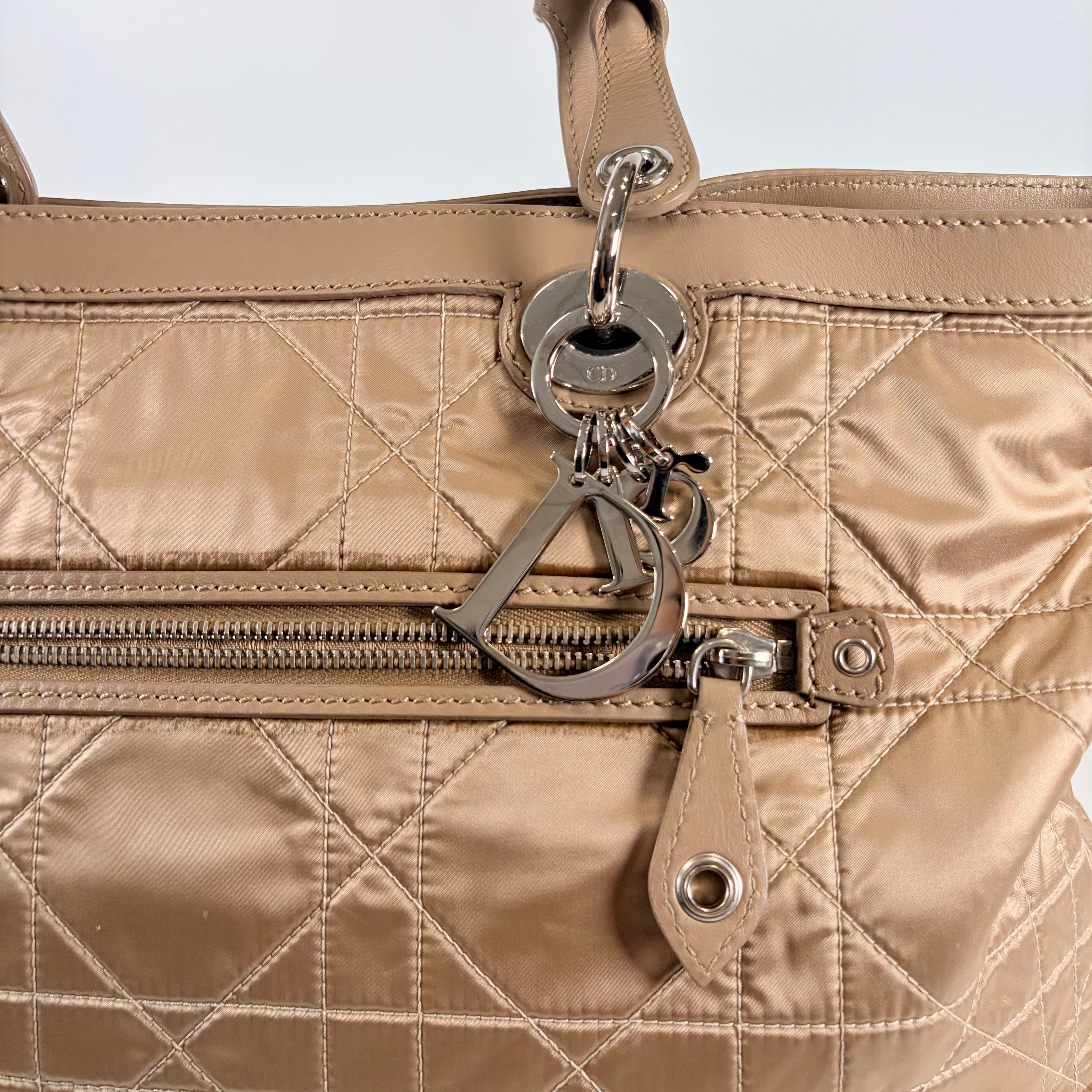 2604 secondhand CD hand bag