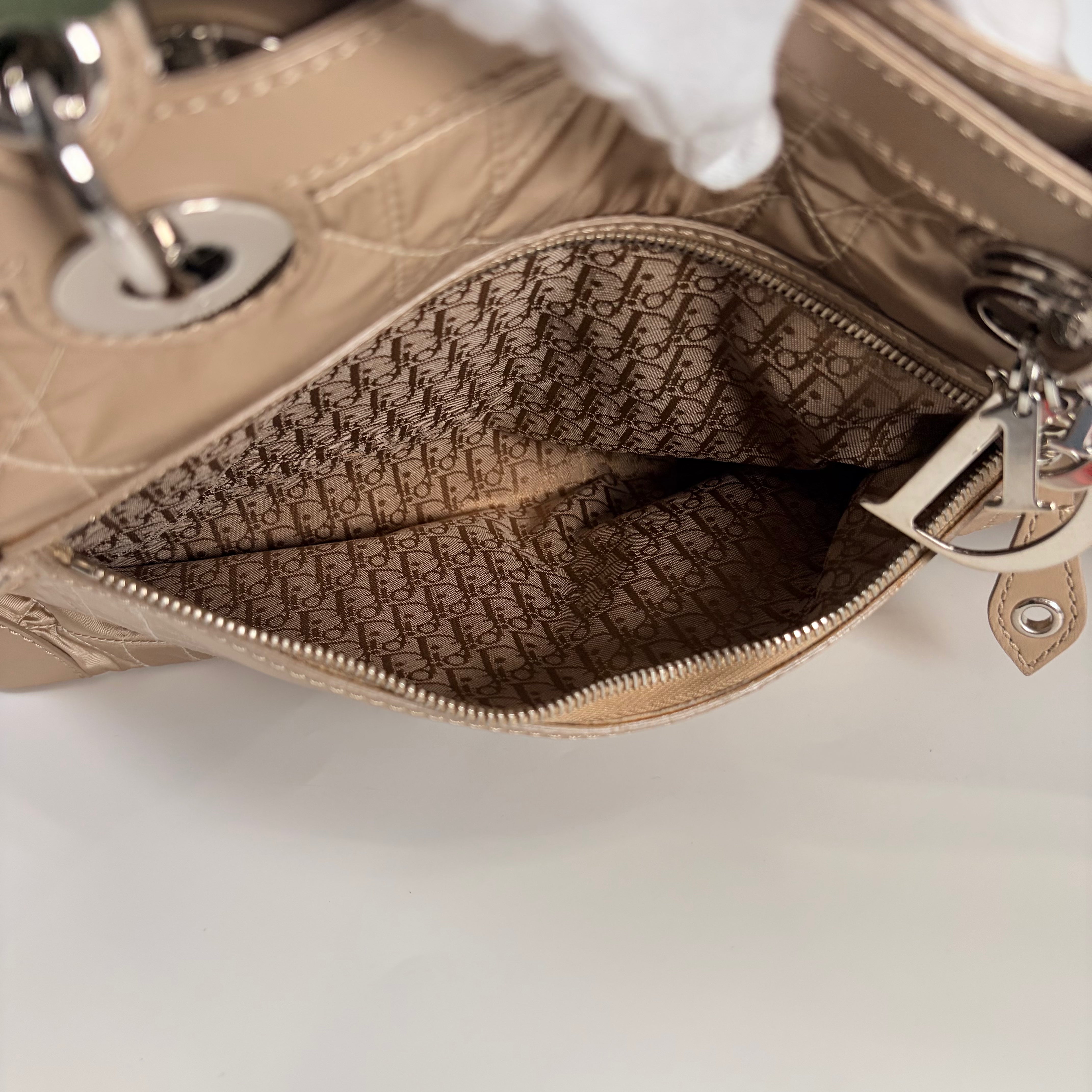 2604 secondhand CD hand bag