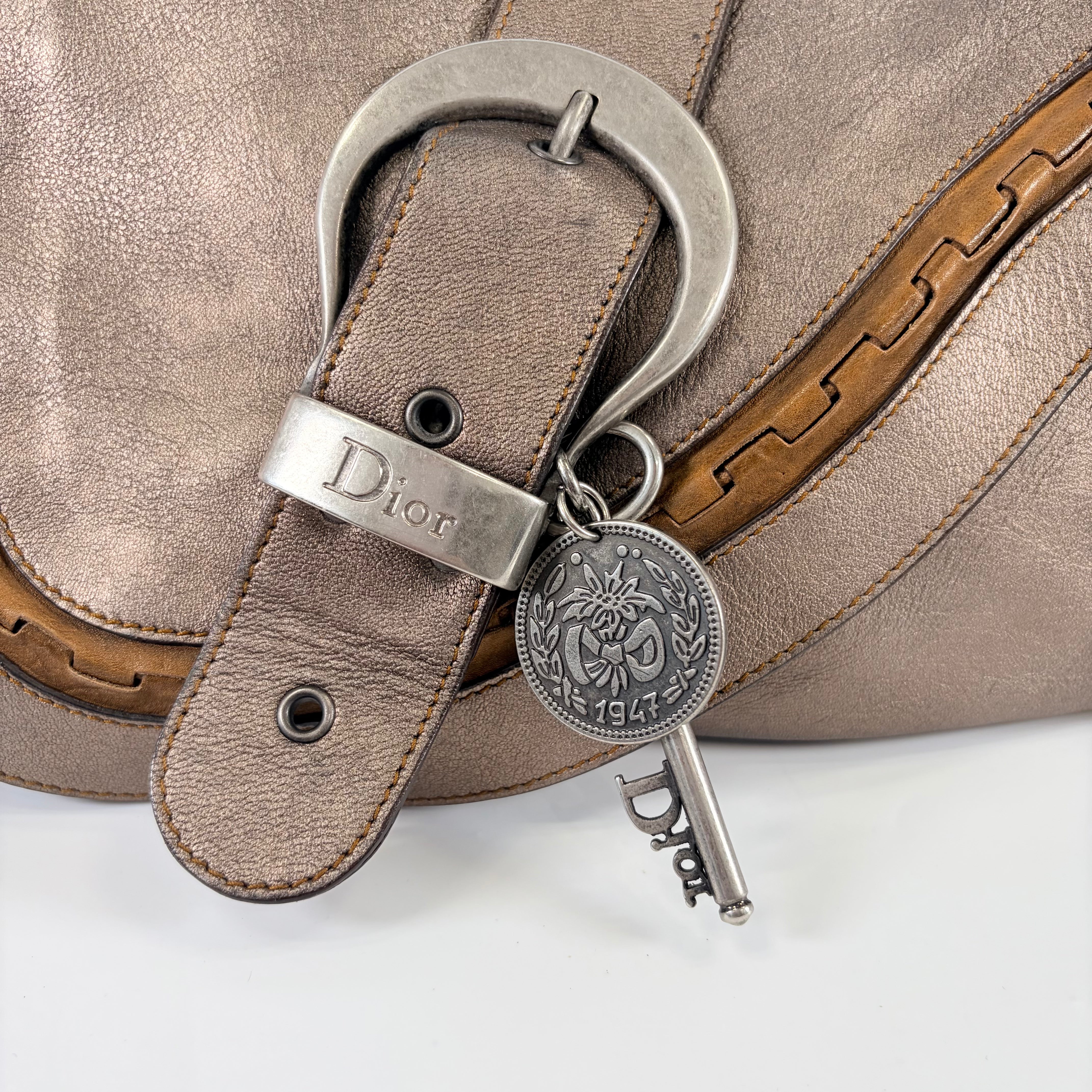 2605 secondhand CD hand bag