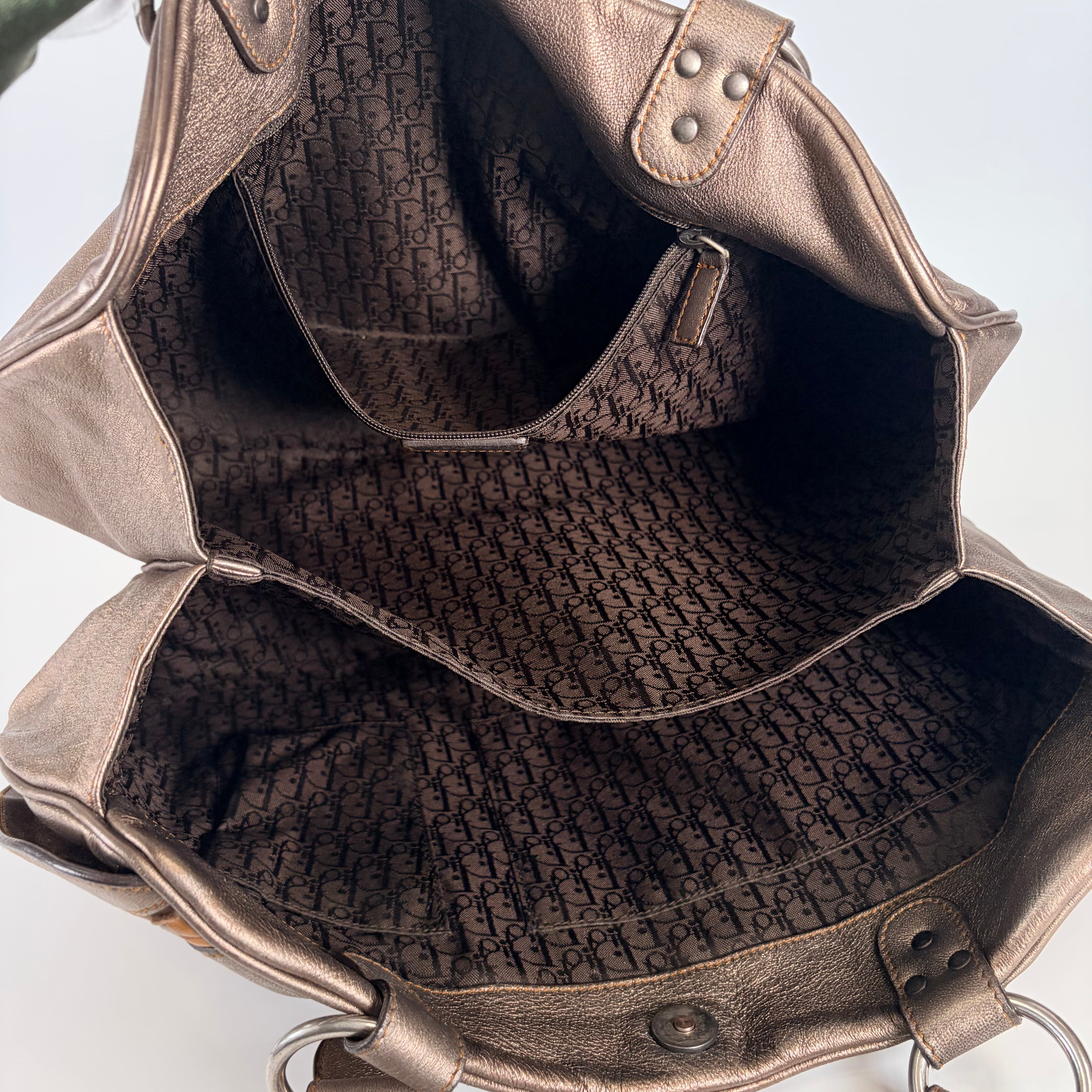 2605 secondhand CD hand bag