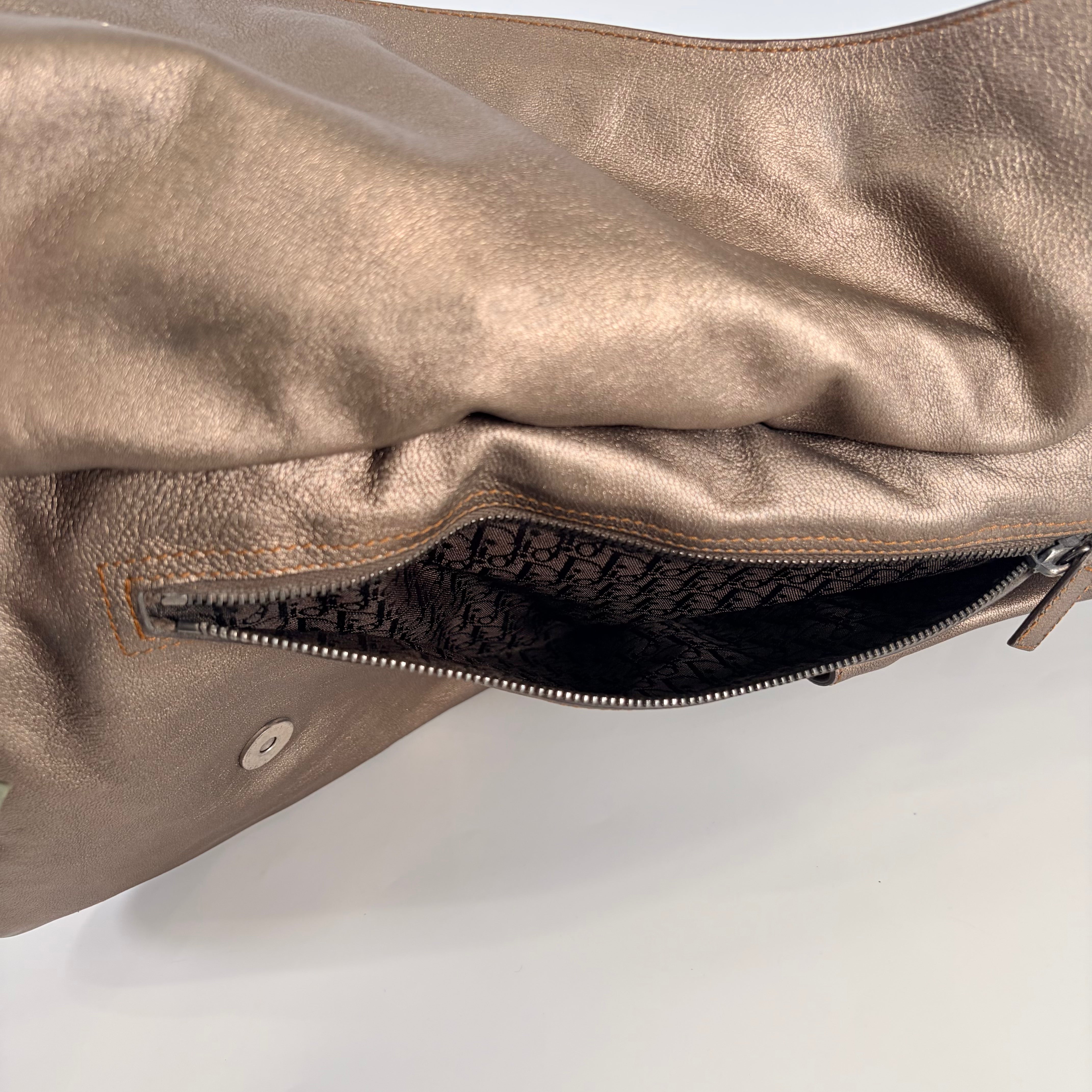 2605 secondhand CD hand bag