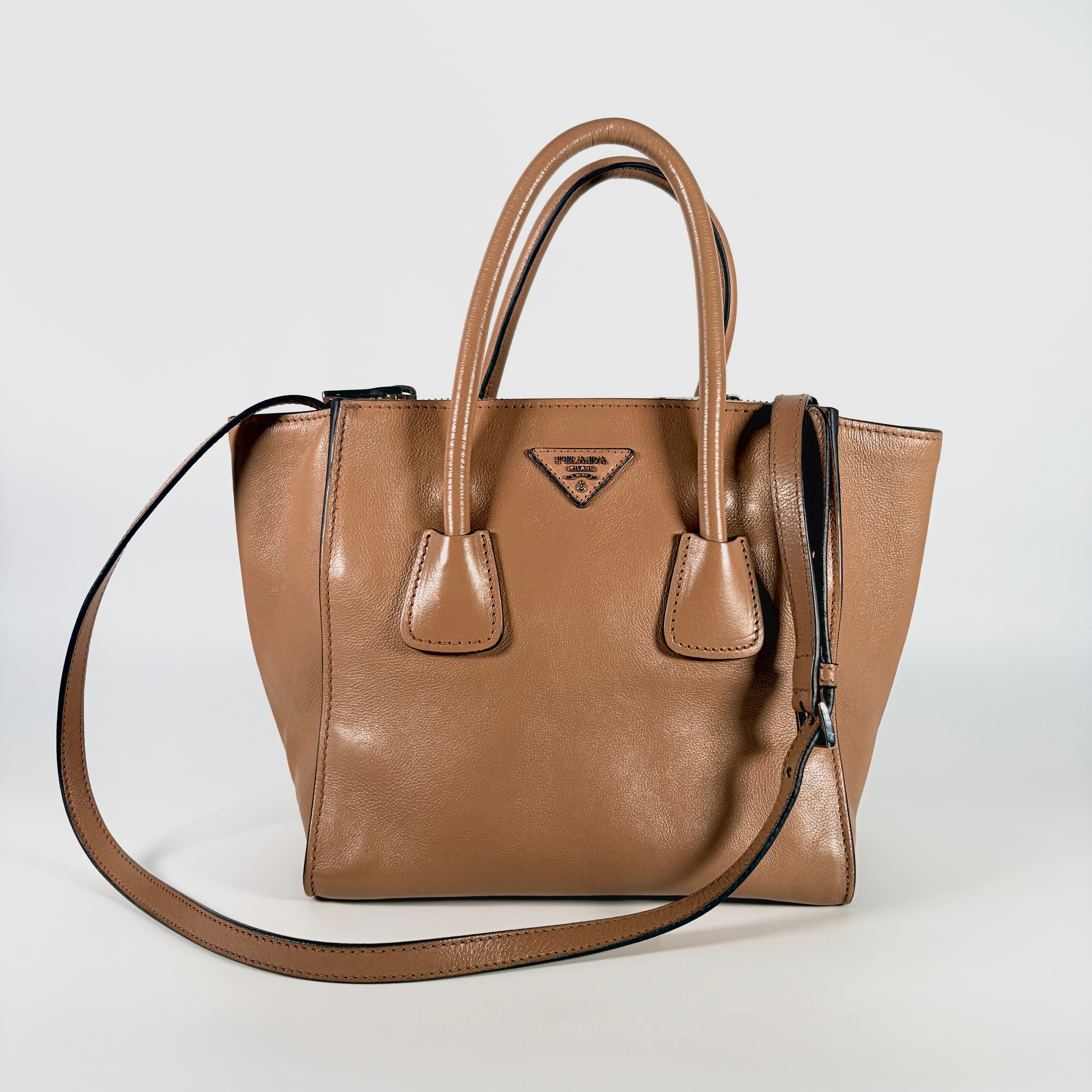 2604 secondhand PRADA hand bag