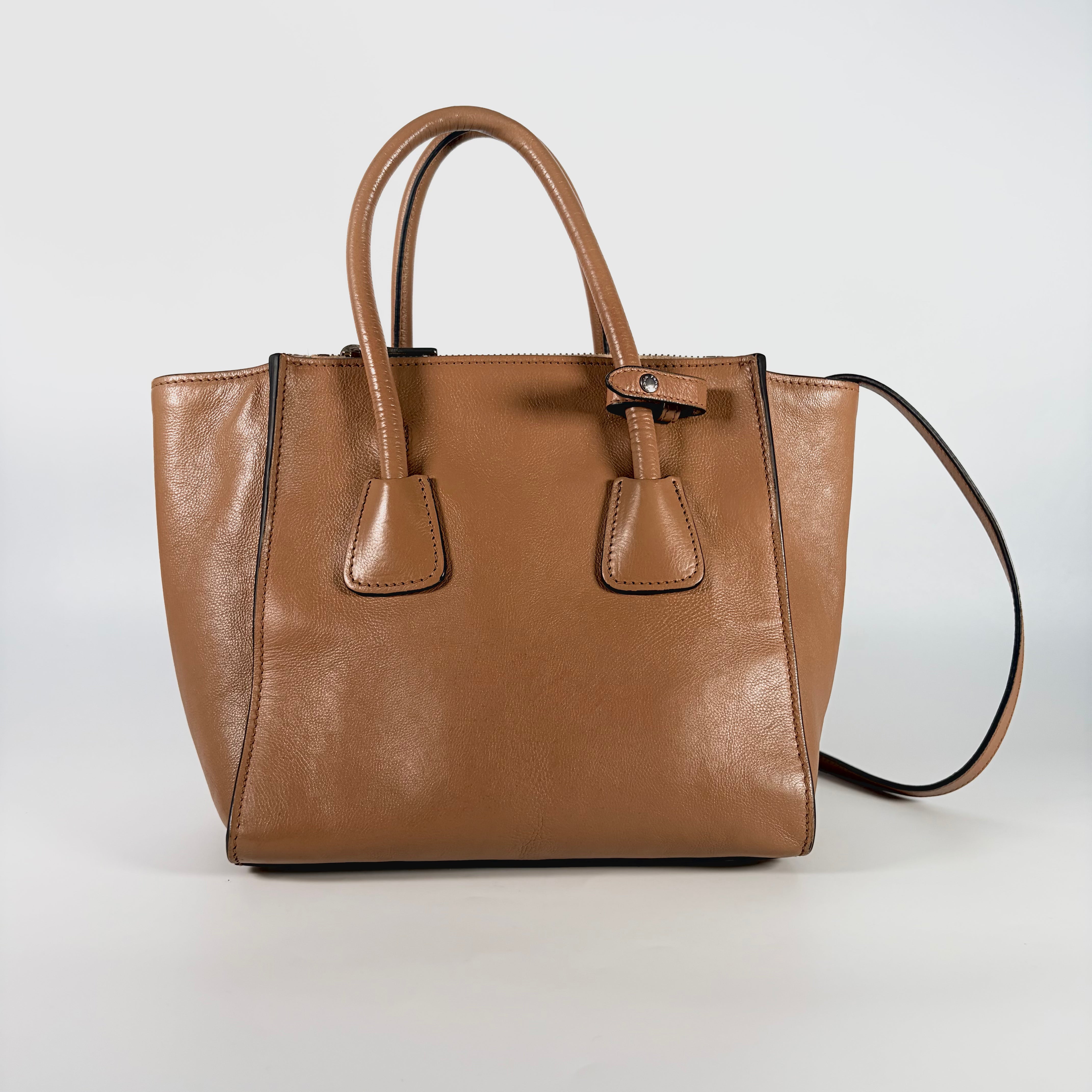 2604 secondhand PRADA hand bag