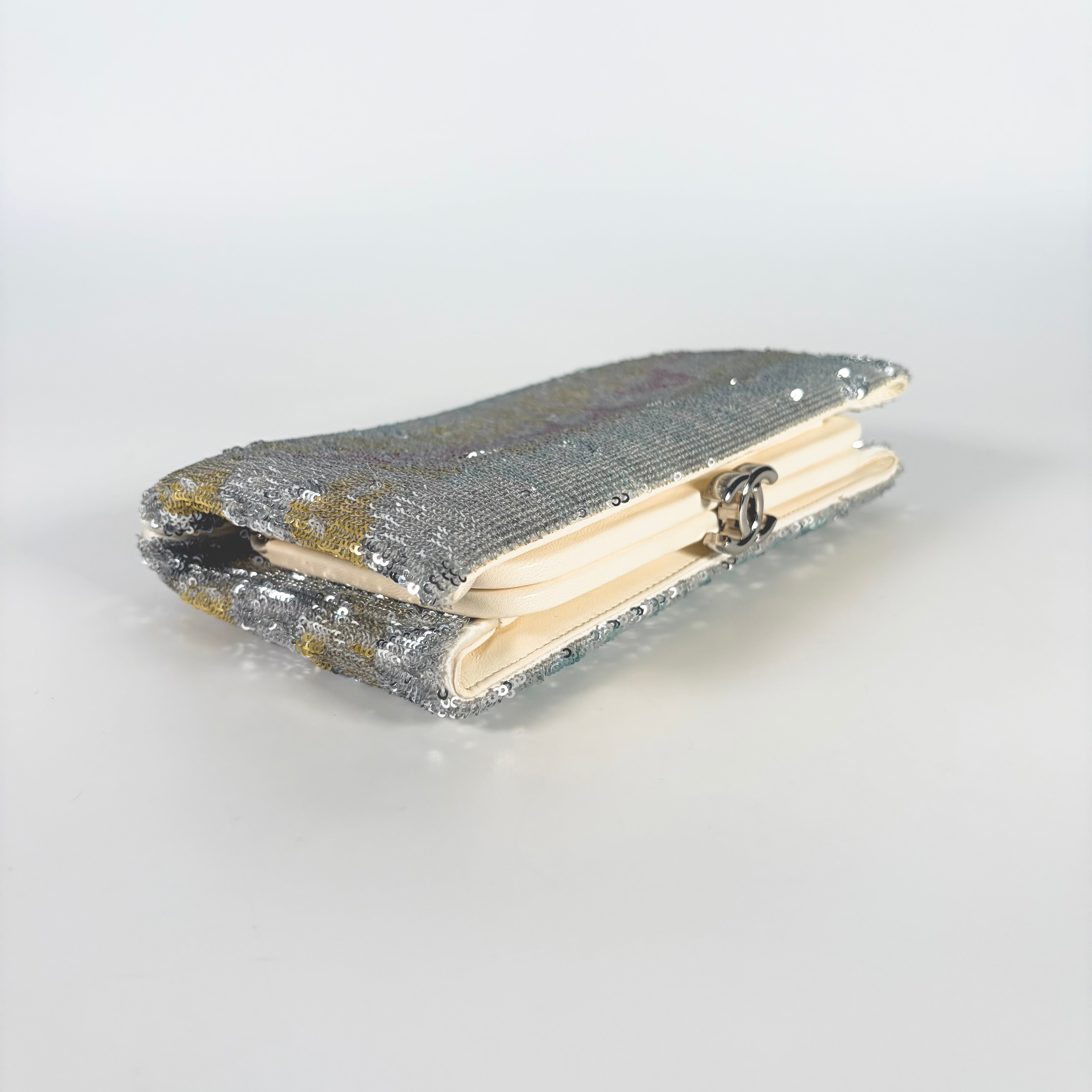 2605 secondhand CHANEL clutch beads