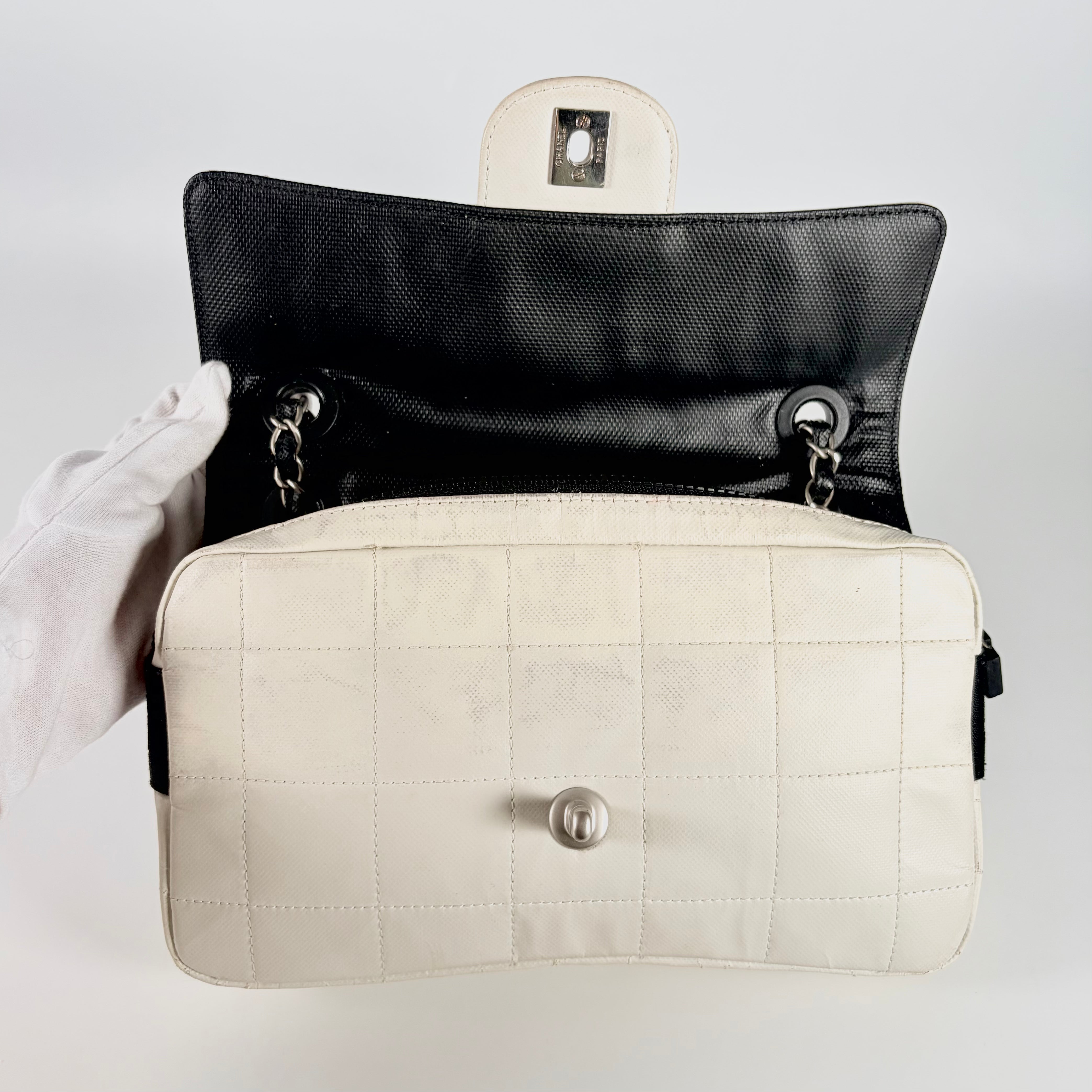 2604 secondhand CHANEL Shoulder bag / Crossbody Bag