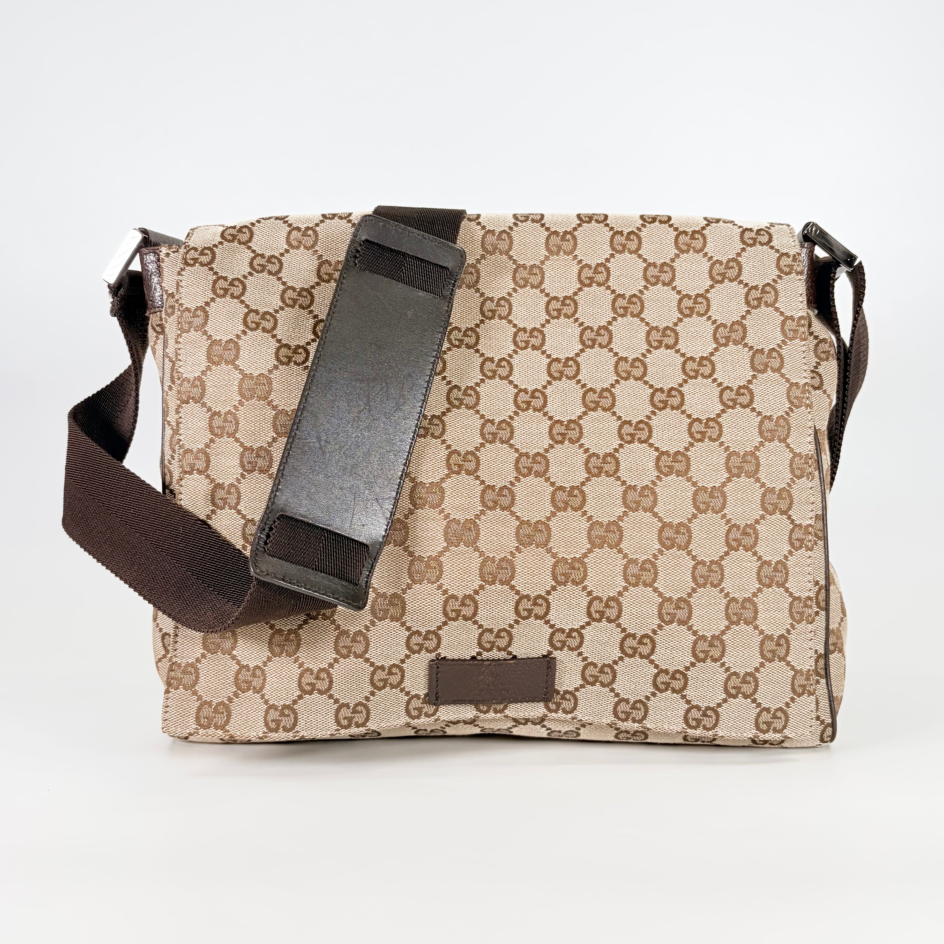 2605 secondhand GUCCI Messenger Bag GG canvas