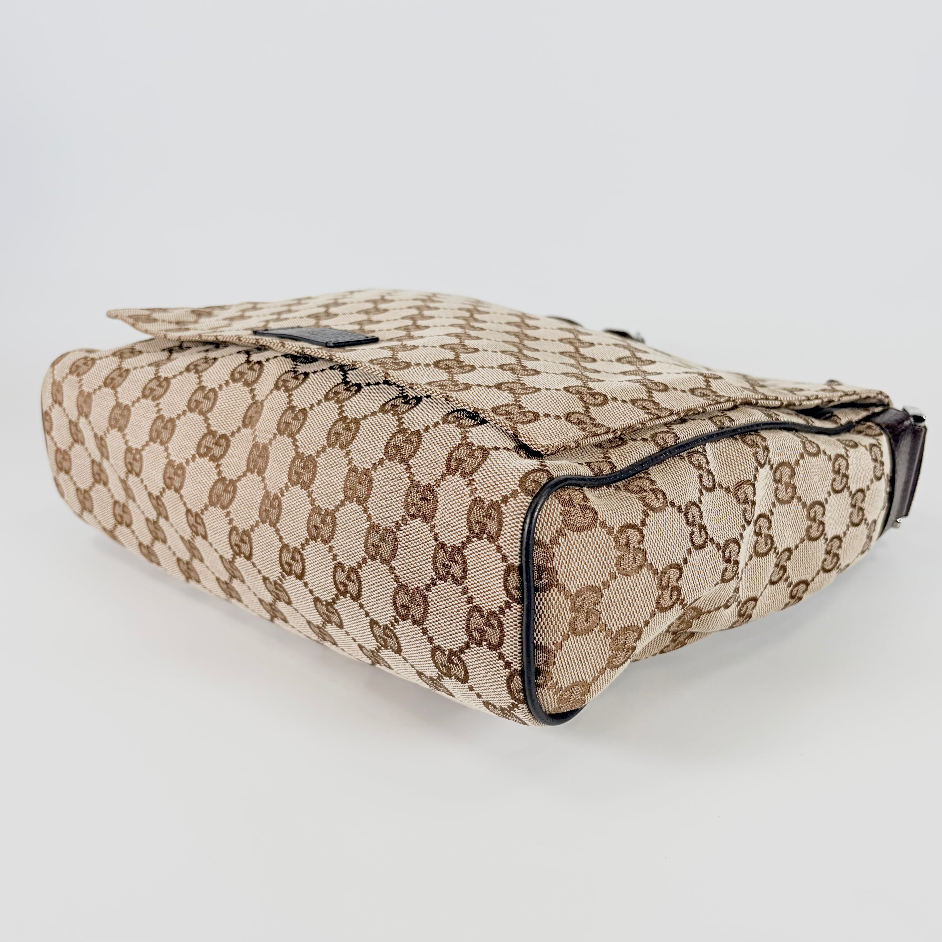 2605 secondhand GUCCI Messenger Bag GG canvas