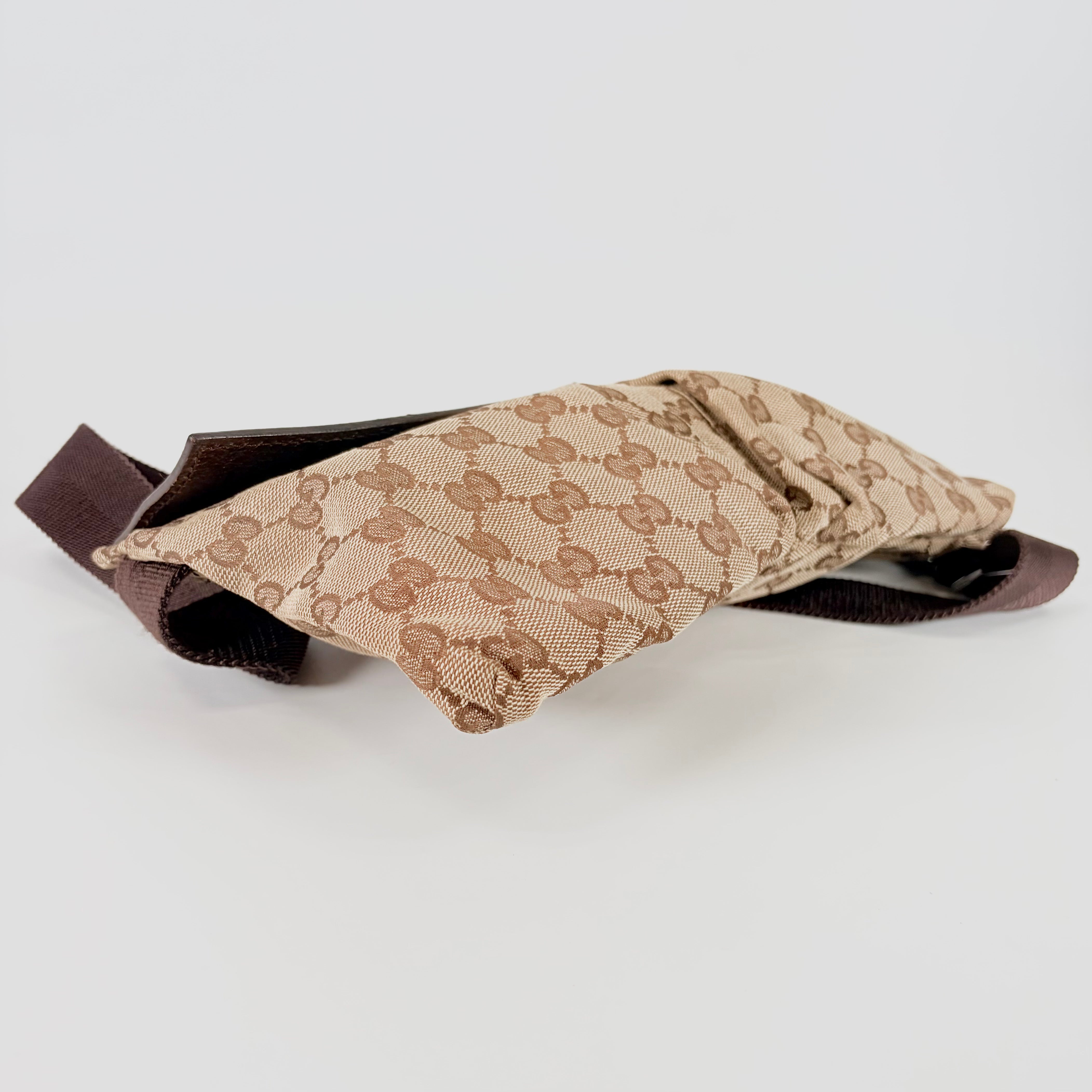 2605 secondhand GUCCI GG canvas Body Bag