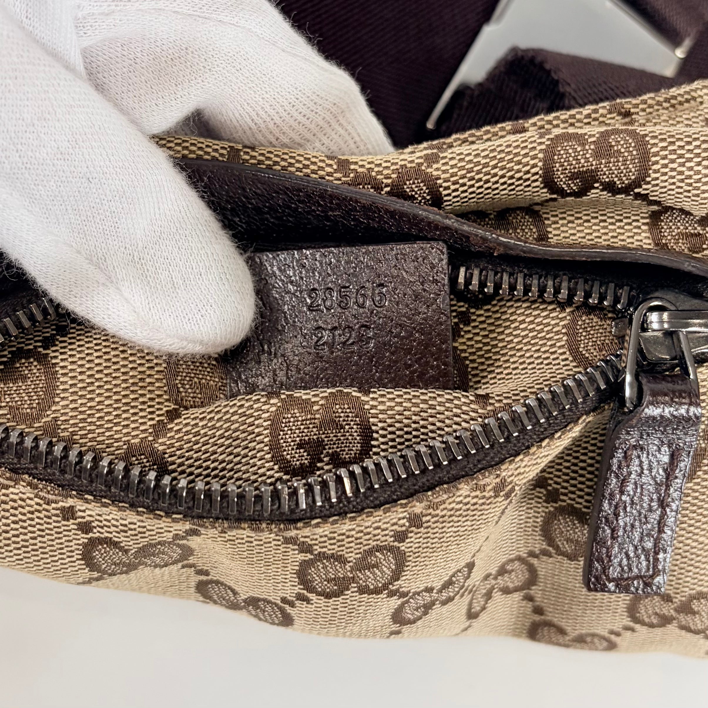 2605 secondhand GUCCI GG canvas Body Bag