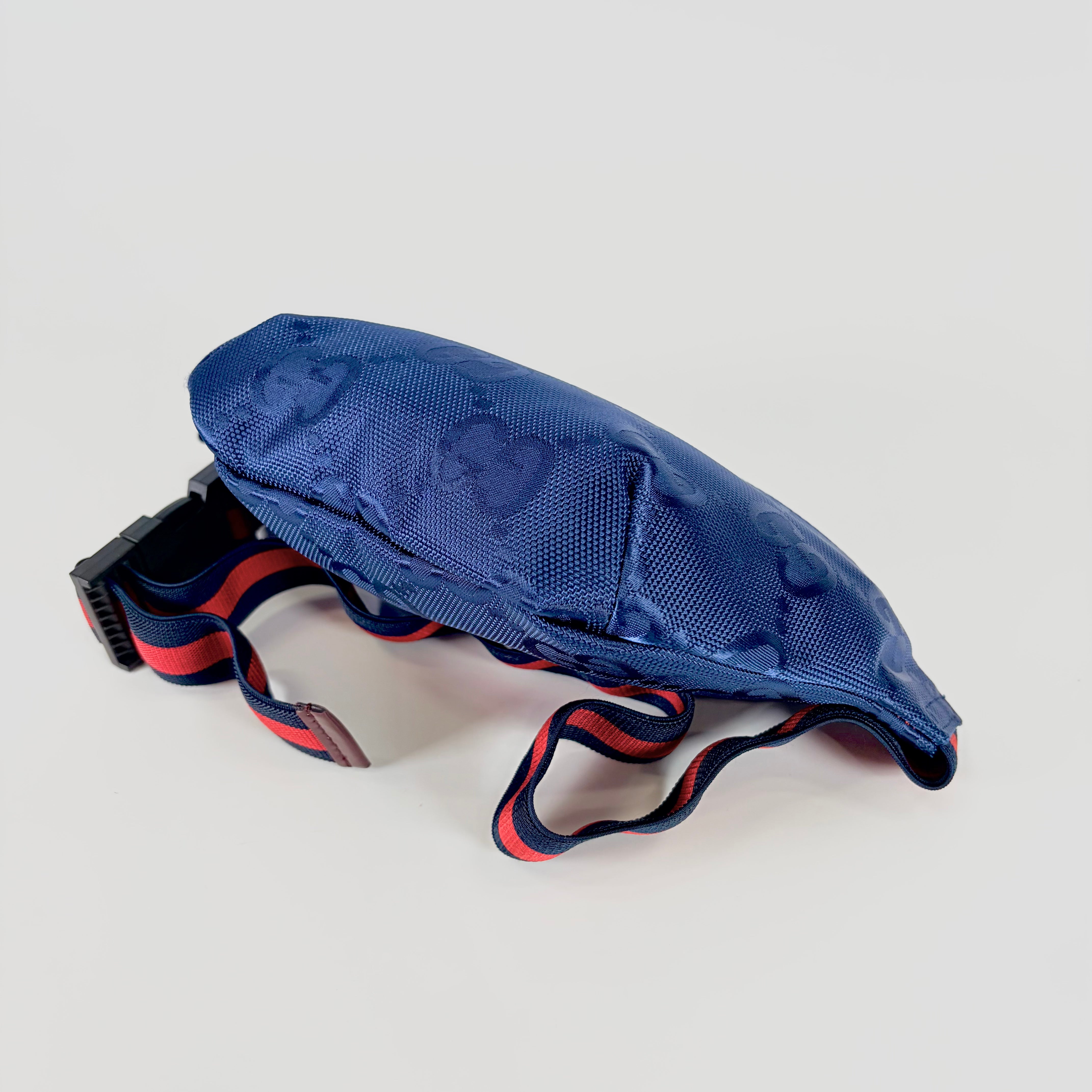 2605 secondhand GUCCI jumbo GG campus Body Bag