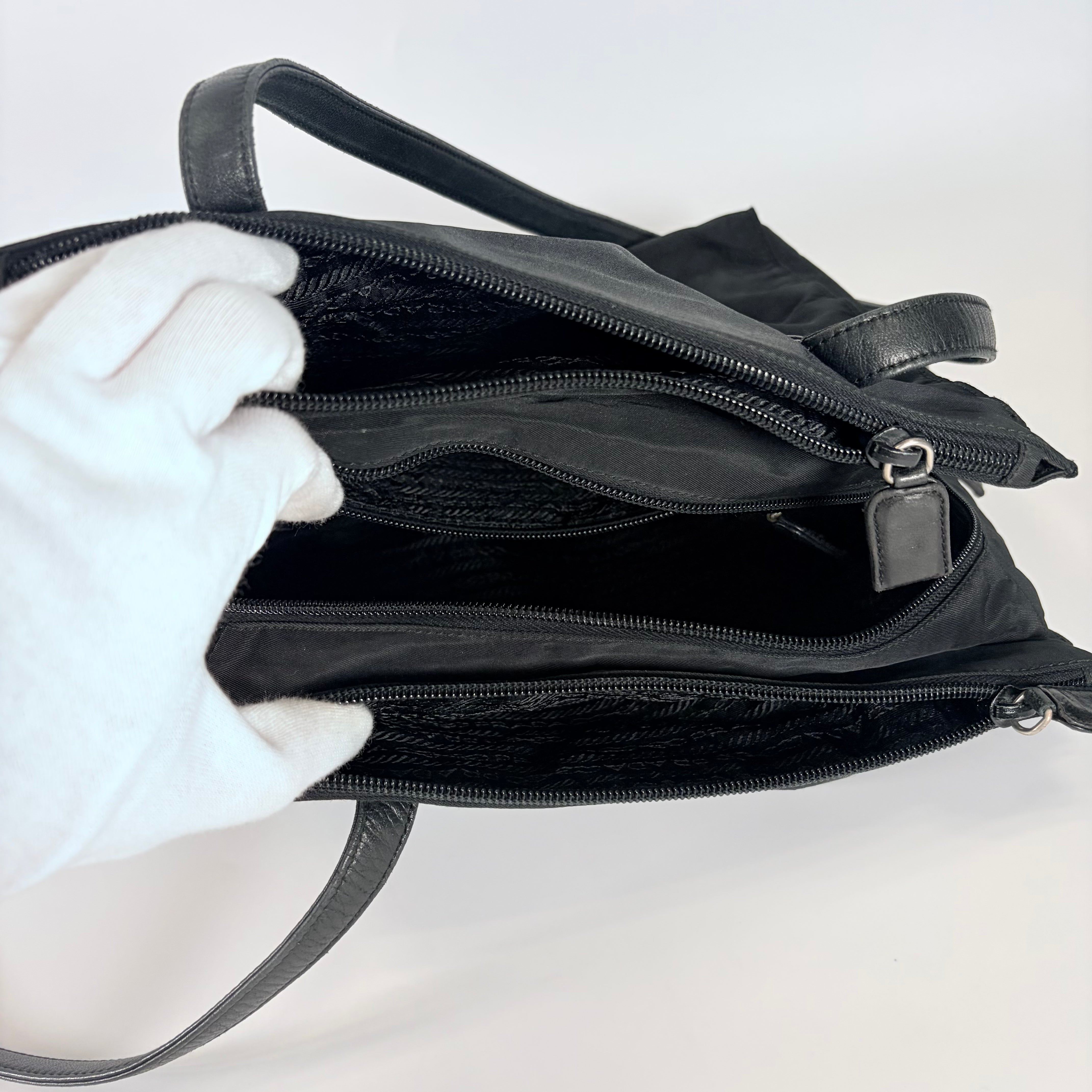 2605 secondhand PRADA nylon hand bag