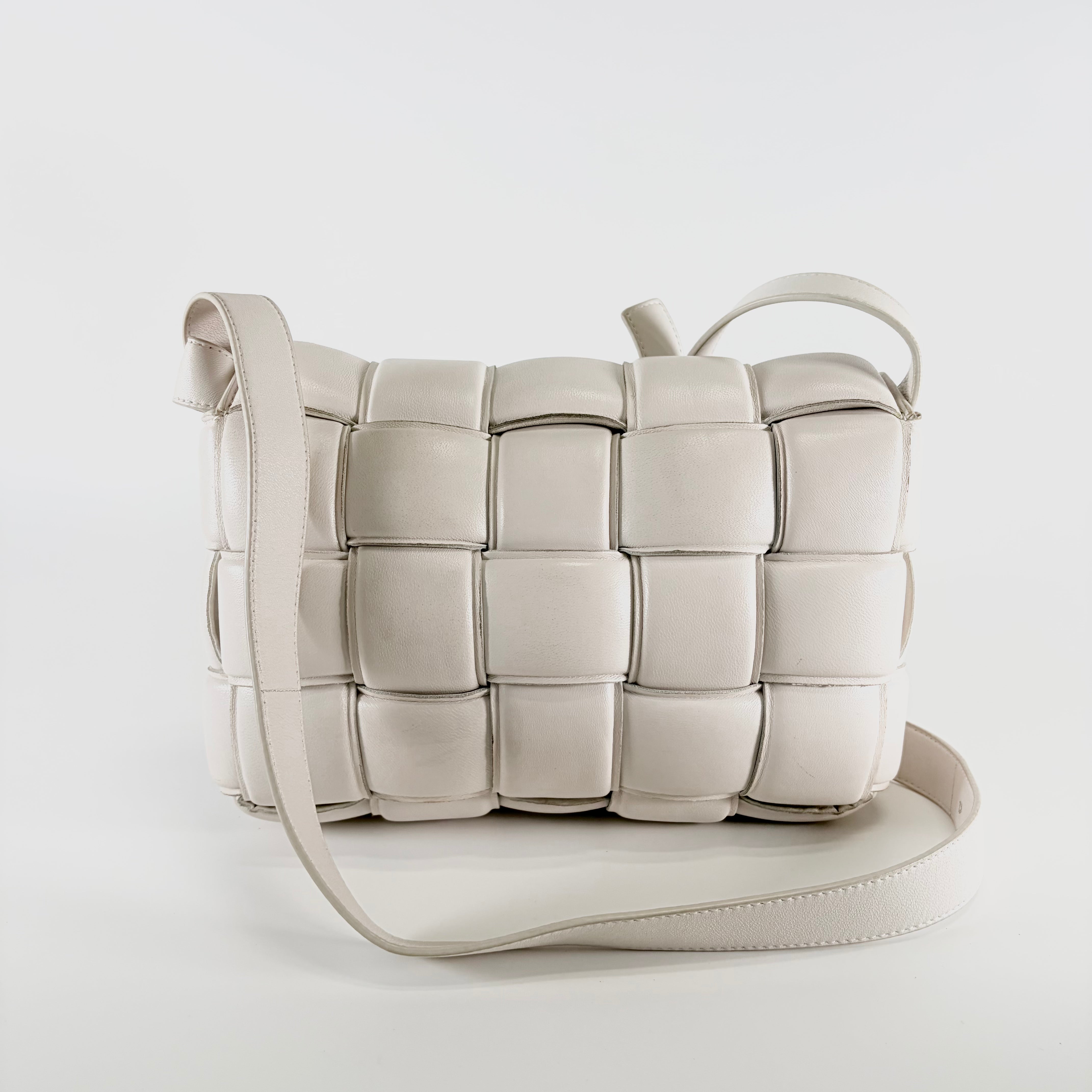 2605 secondhand BOTTEGAVENETA Padded Cassette off white