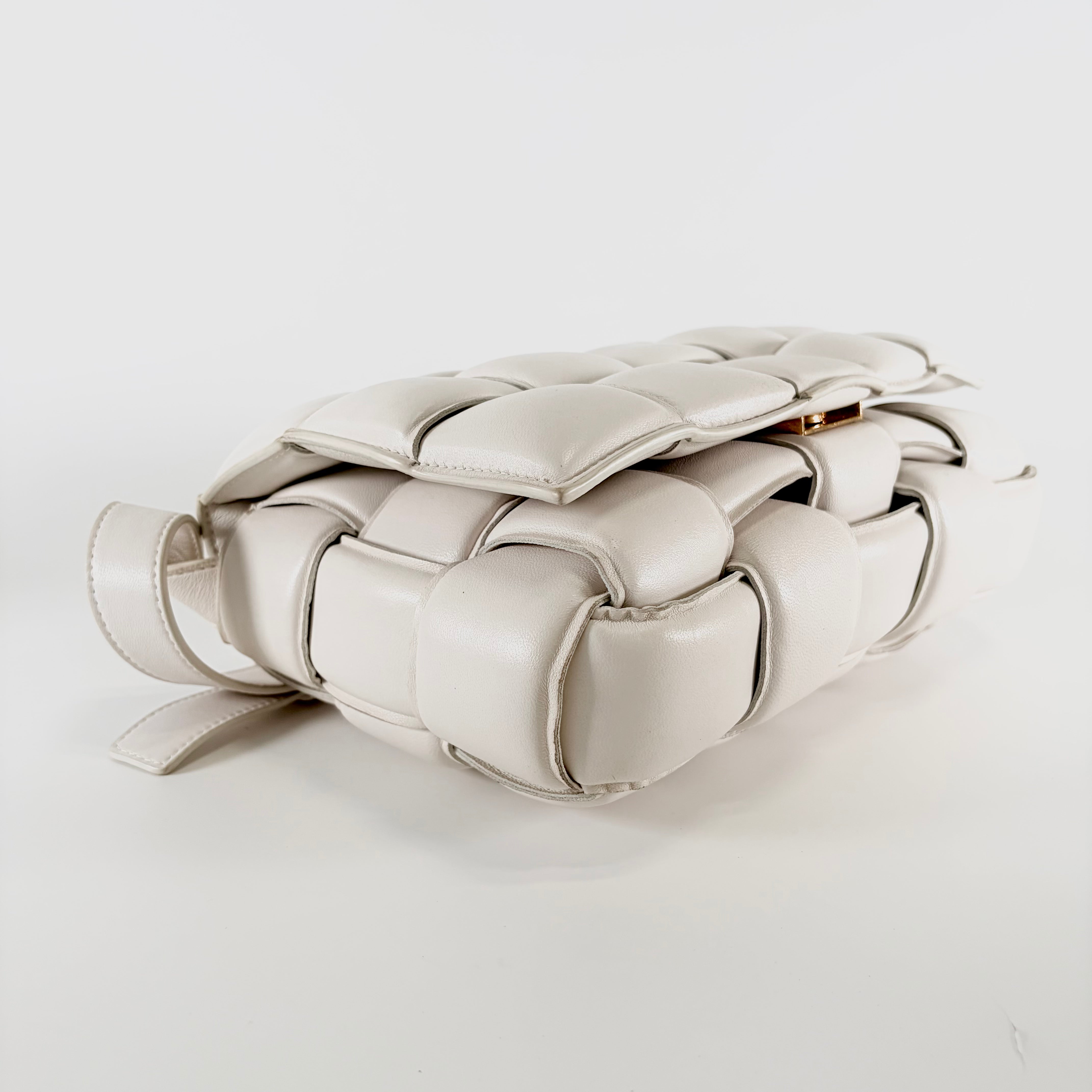 2605 secondhand BOTTEGAVENETA Padded Cassette off white