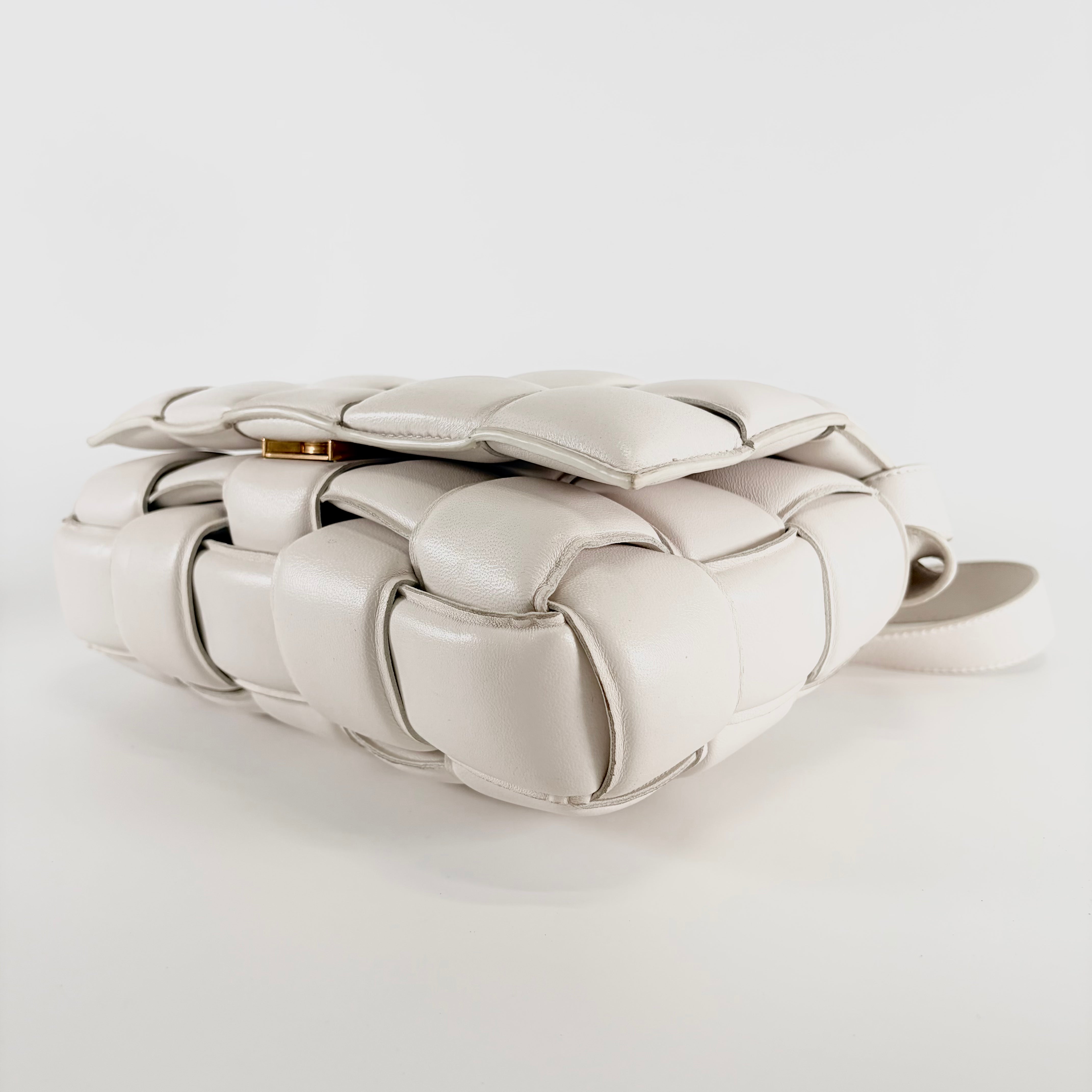 2605 secondhand BOTTEGAVENETA Padded Cassette off white