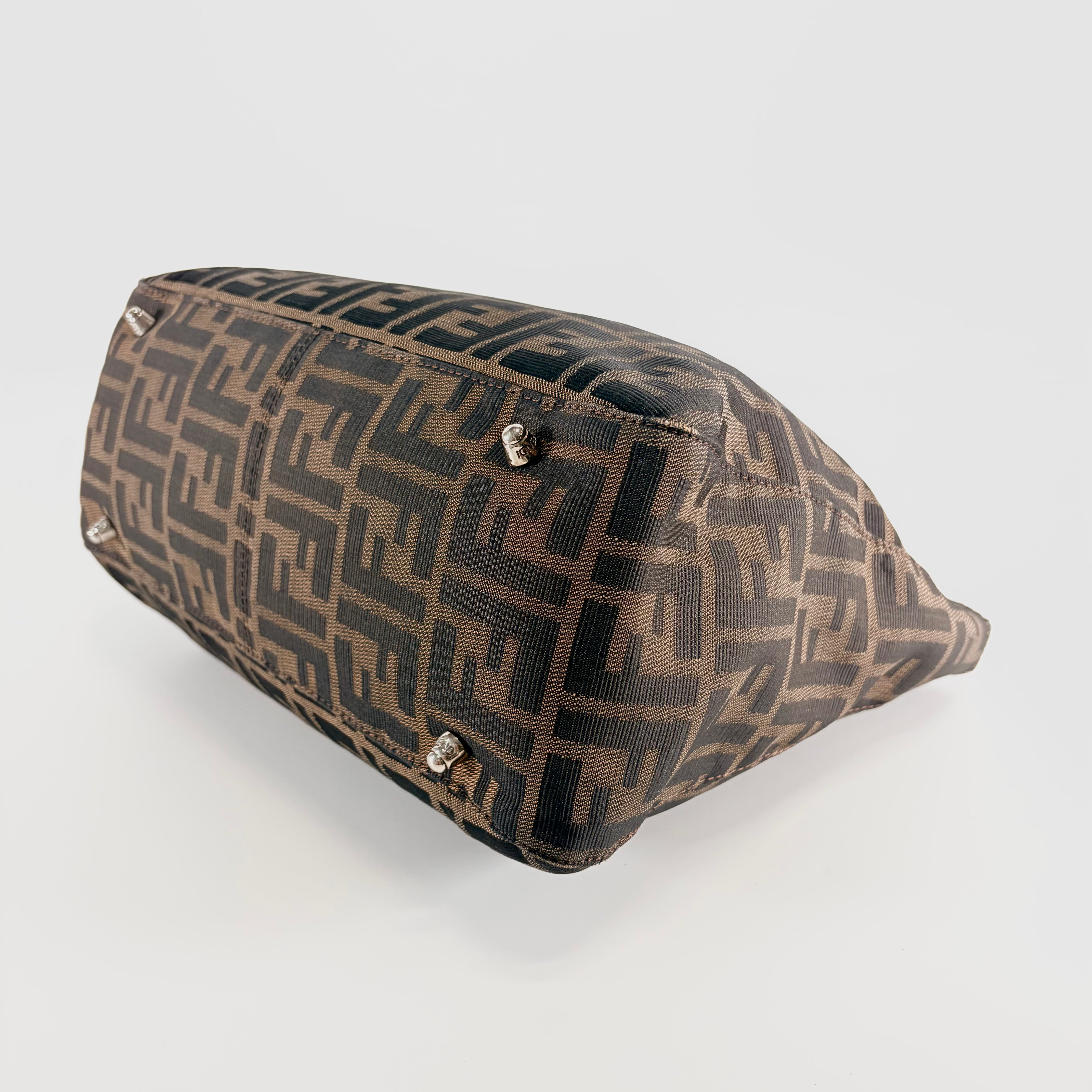 2605 secondhand FENDI Zucca hand bag