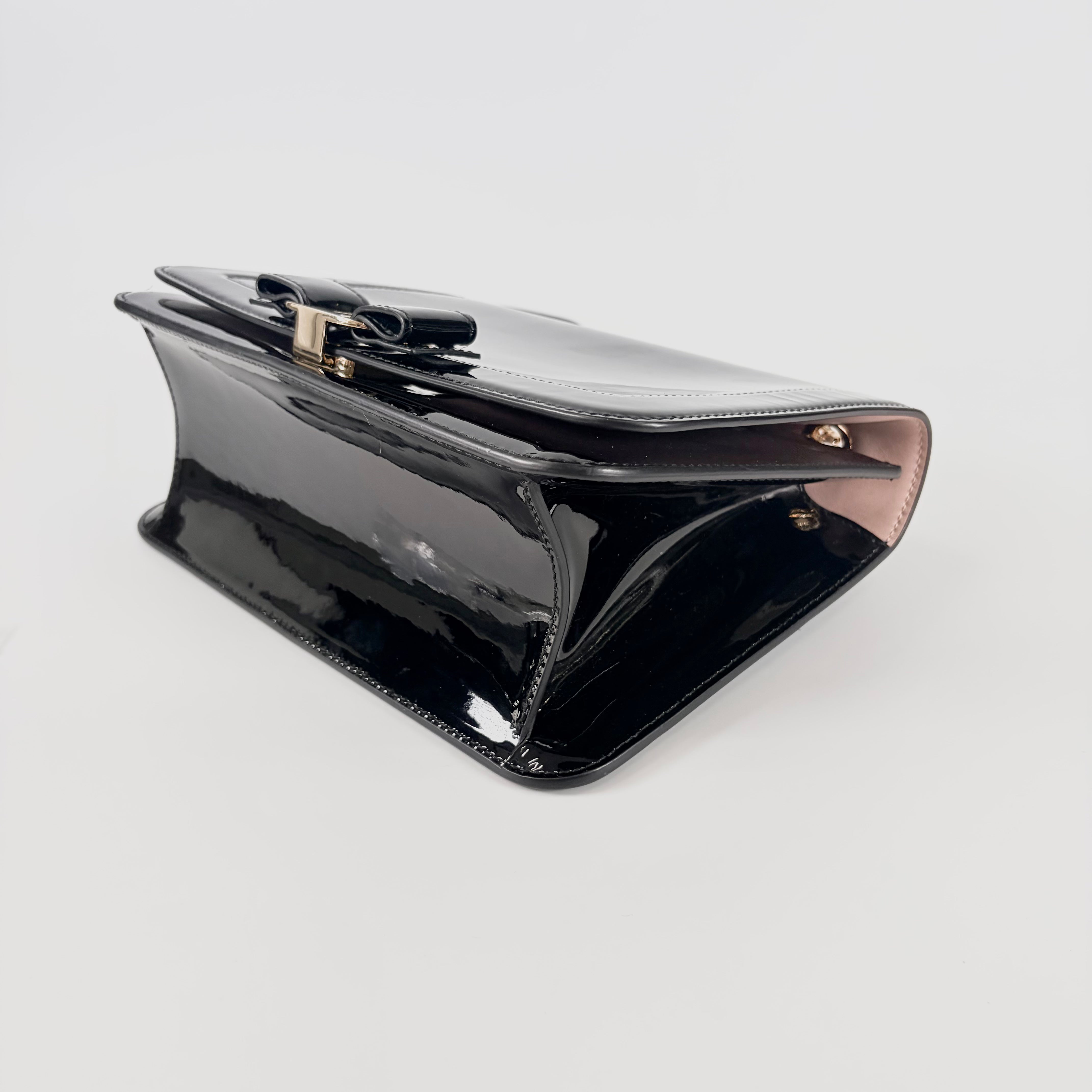 2606 secondhand Ferragamo shoulder black