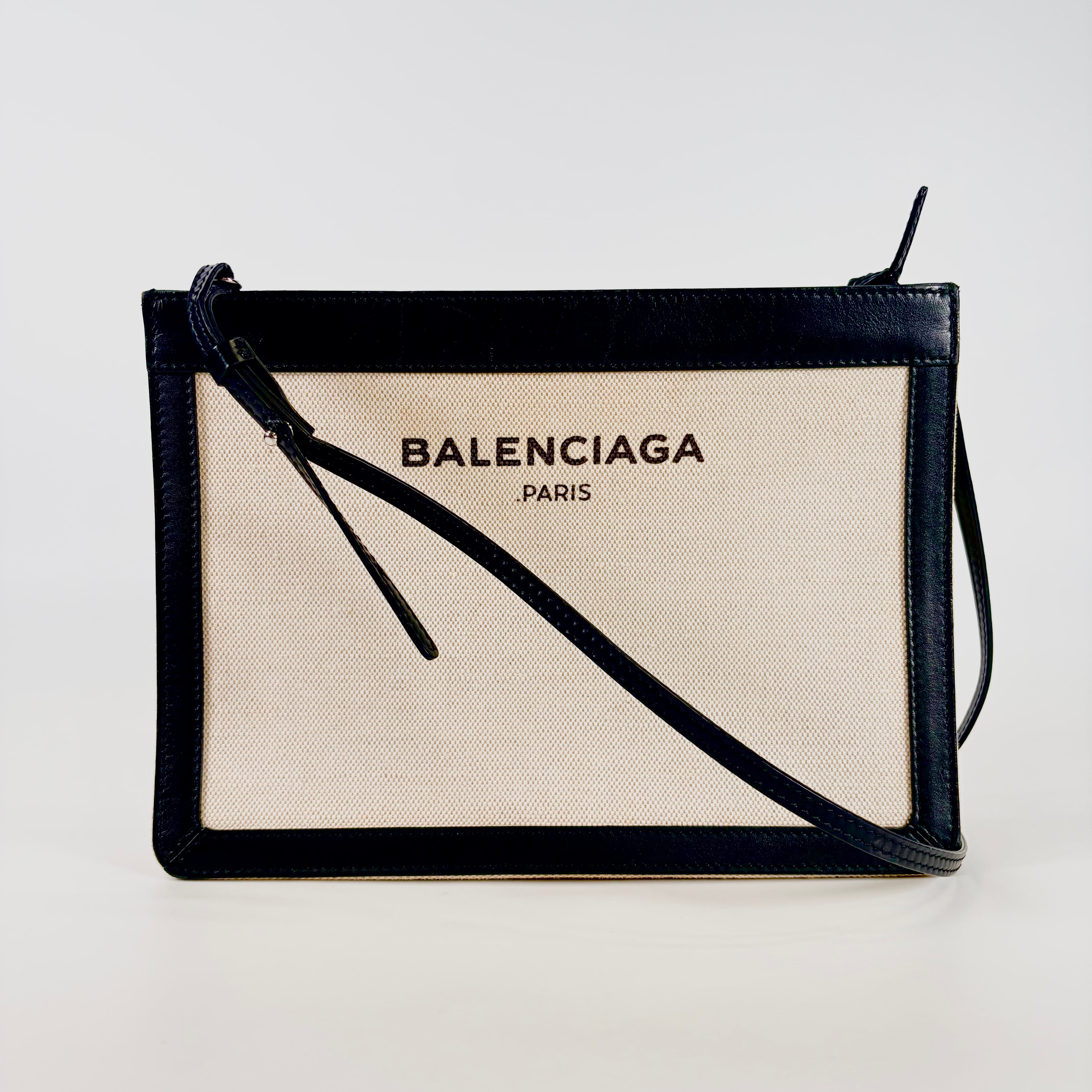 2605 secondhand BALENCIAGA Navy Pochette