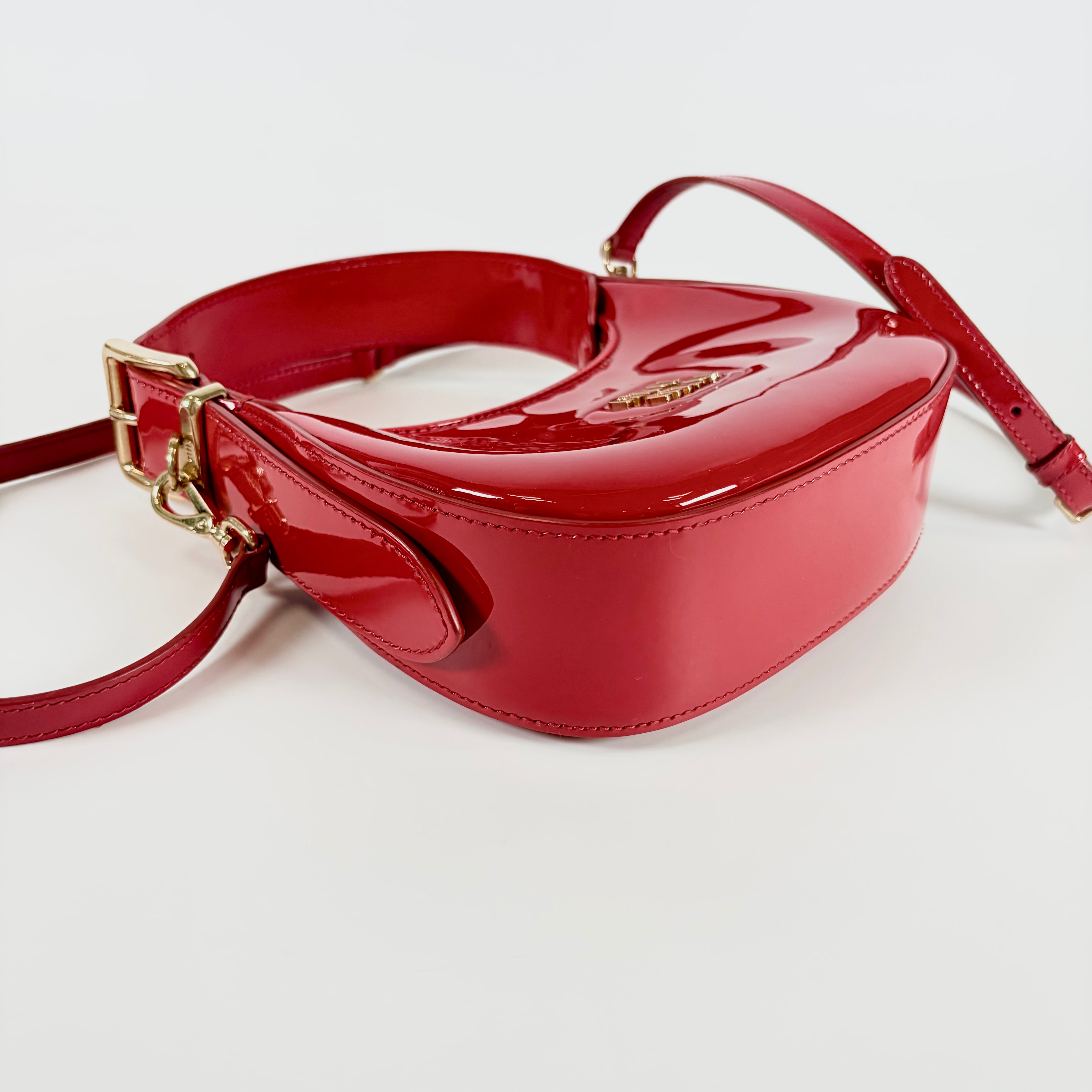 2604 secondhand MIUMIU patent hand bag