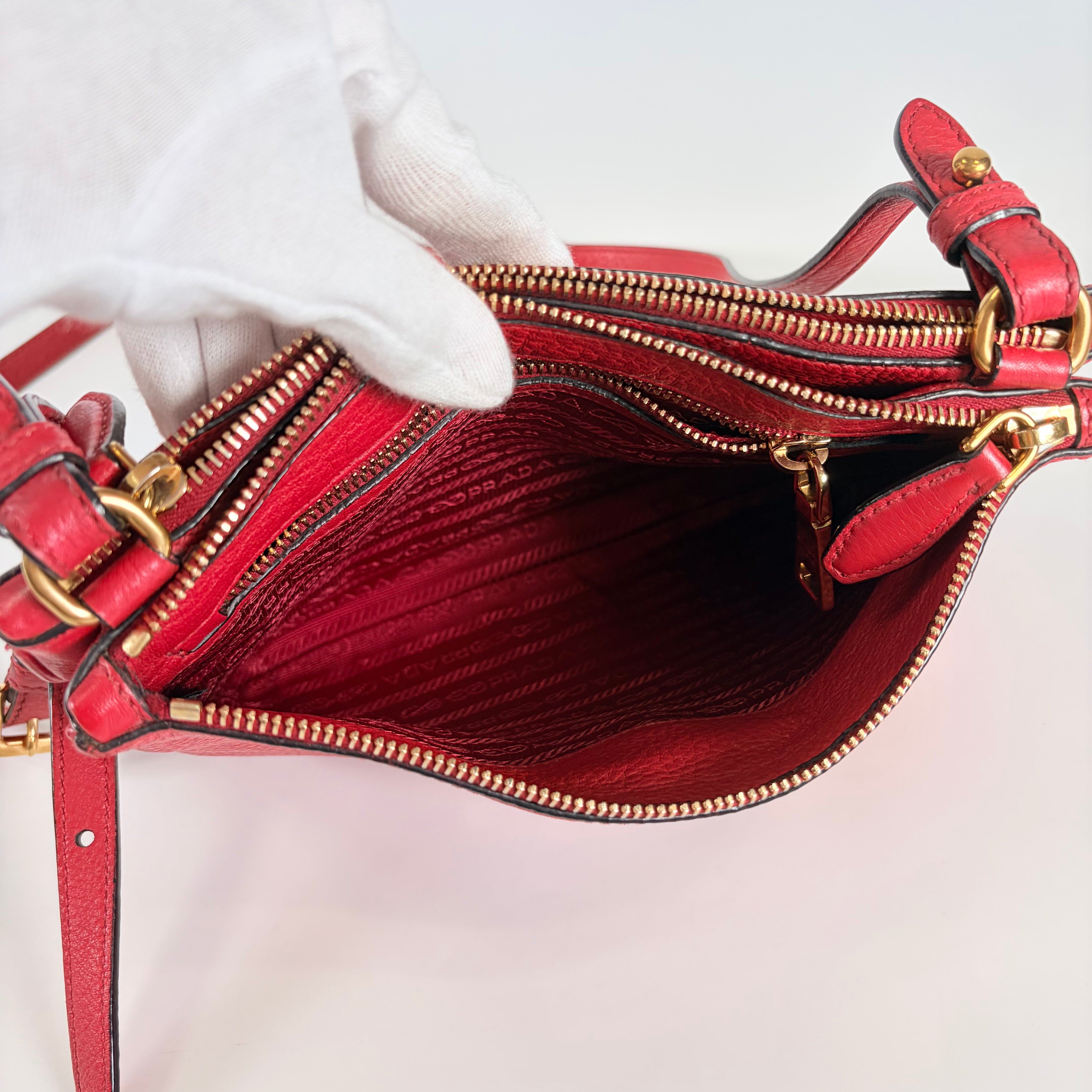 2605 secondhand PRADA leather shoulder back red