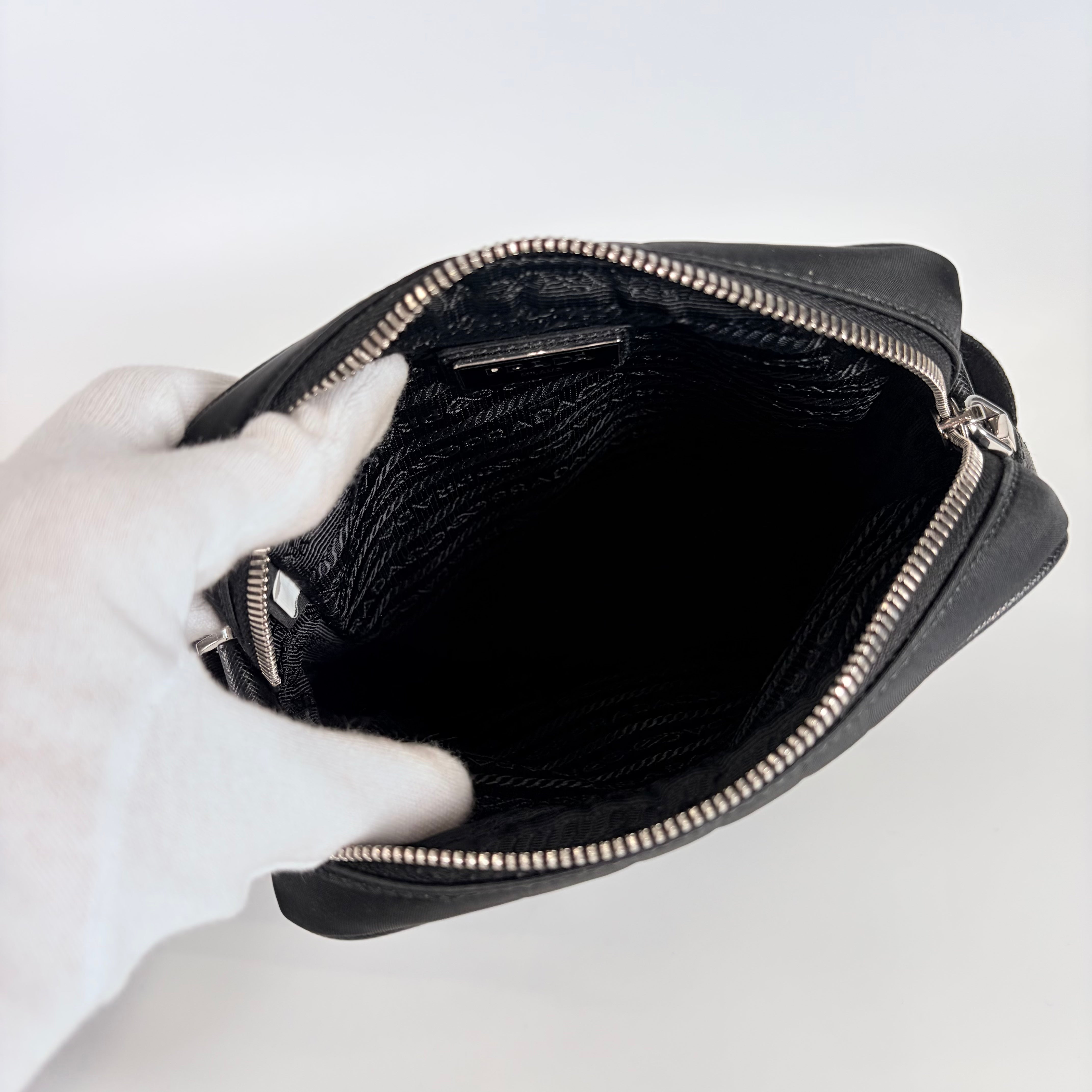 2605 secondhand PRADA brand bag nylon shoulder black