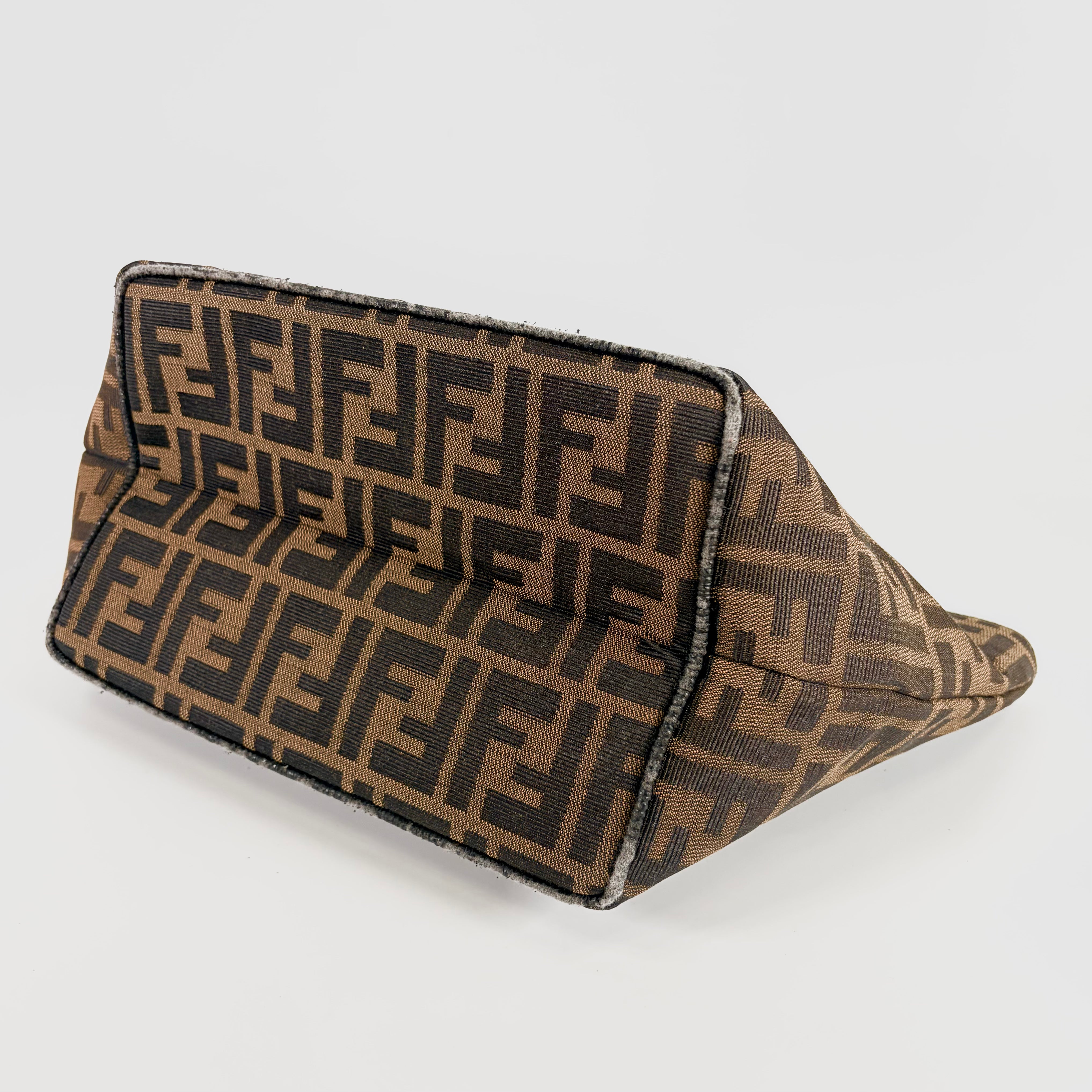 2604 secondhand FENDI Zucca hand bag