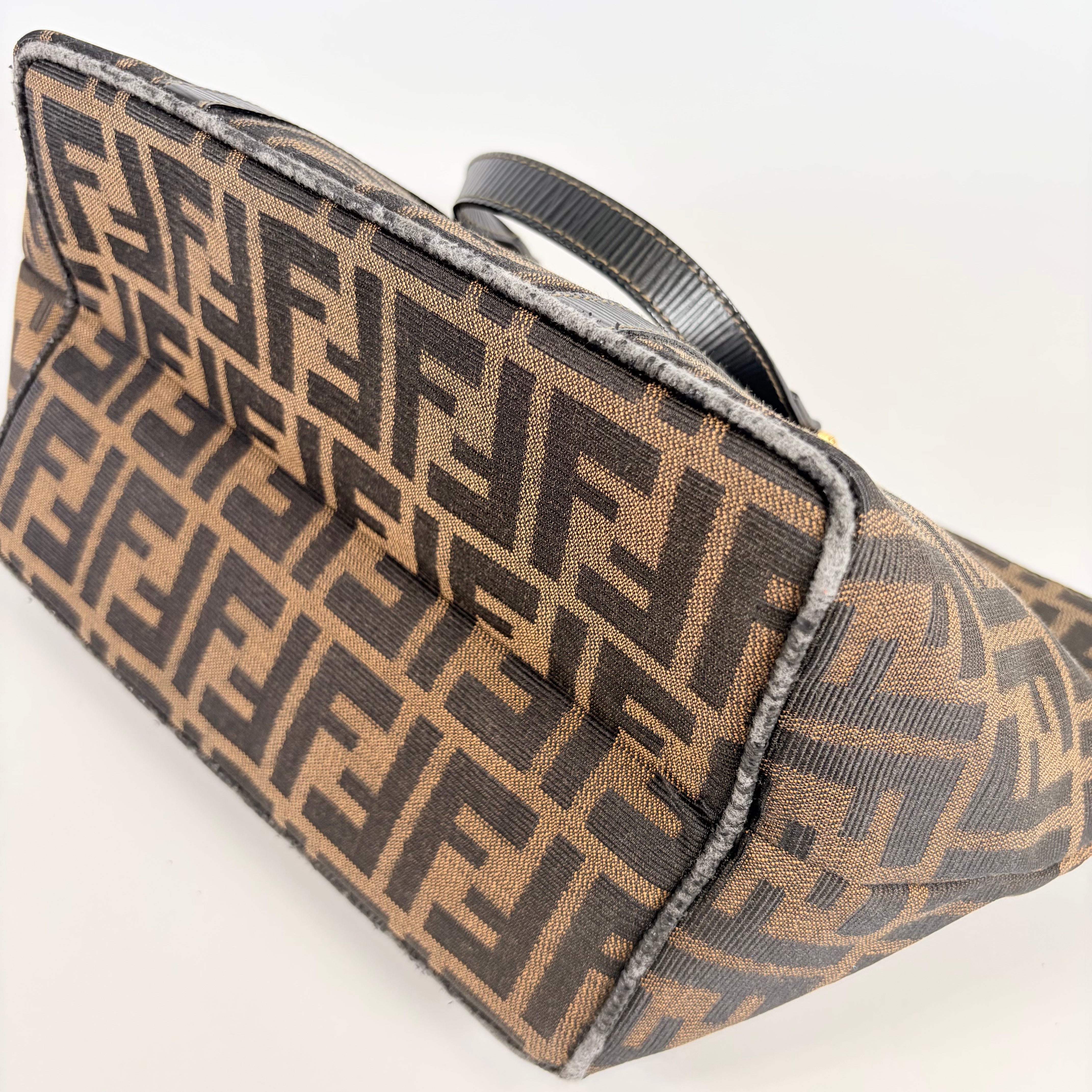 2604 secondhand FENDI Zucca hand bag