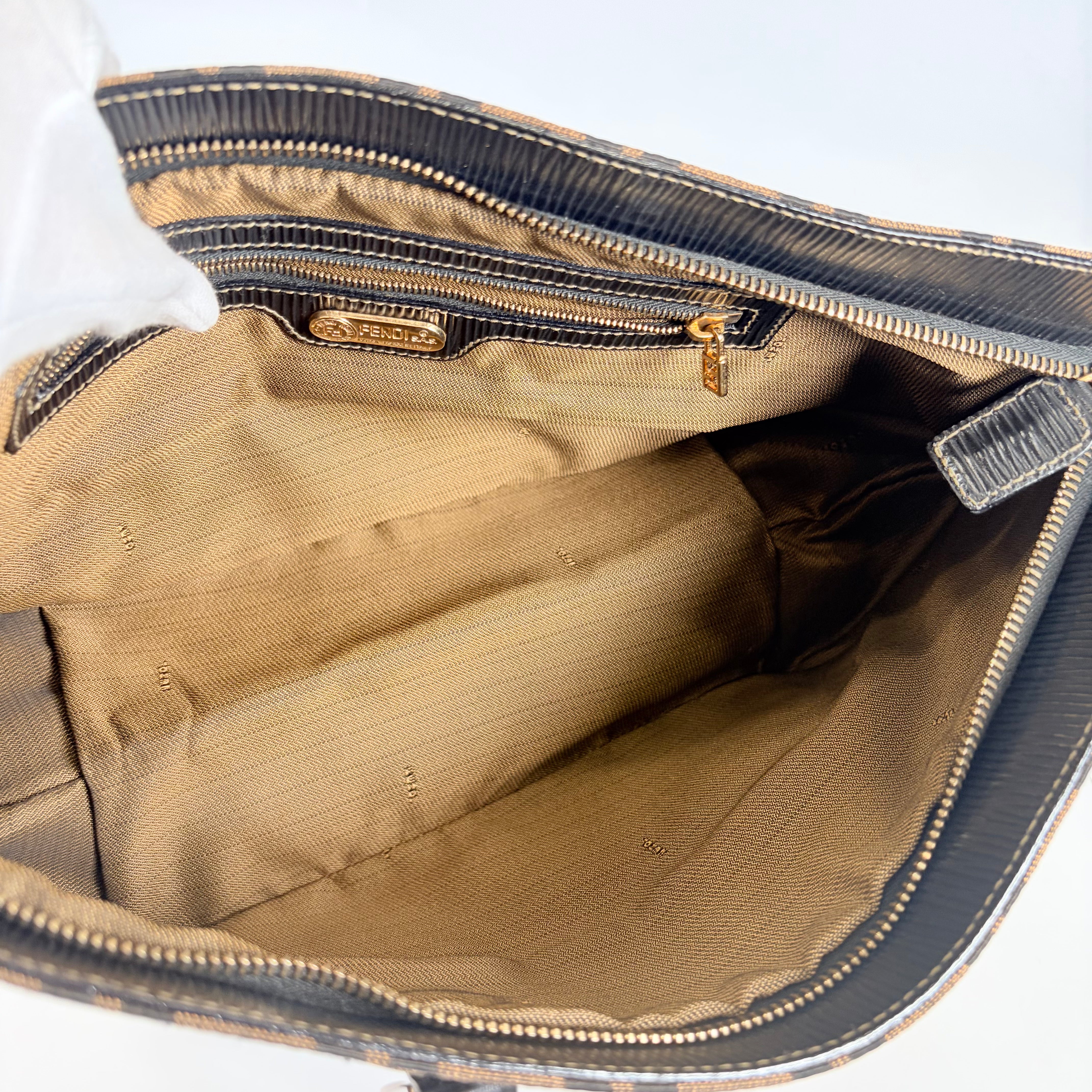 2604 secondhand FENDI Zucca hand bag