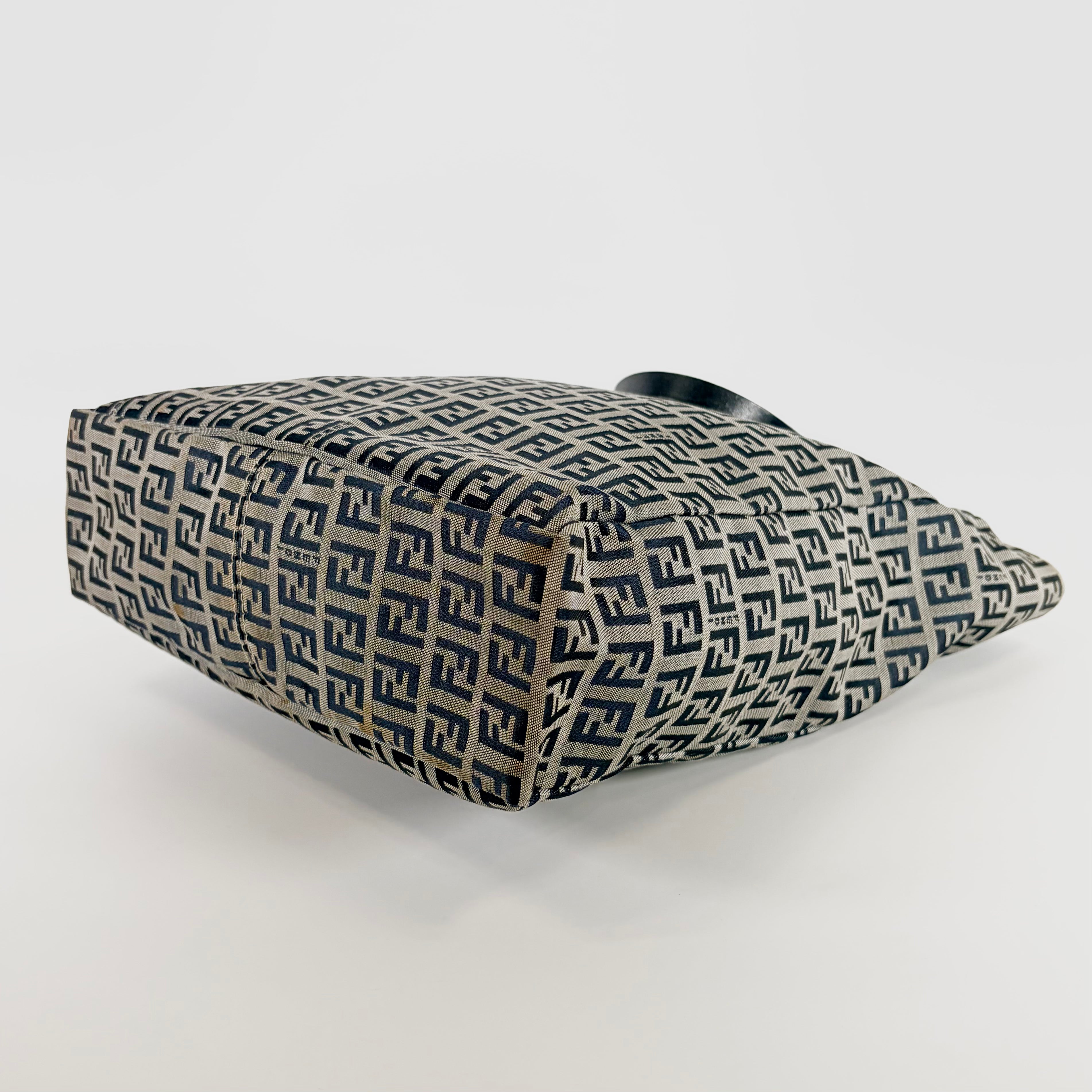 2605 secondhand FENDI brand bag 16456 canvas hand black