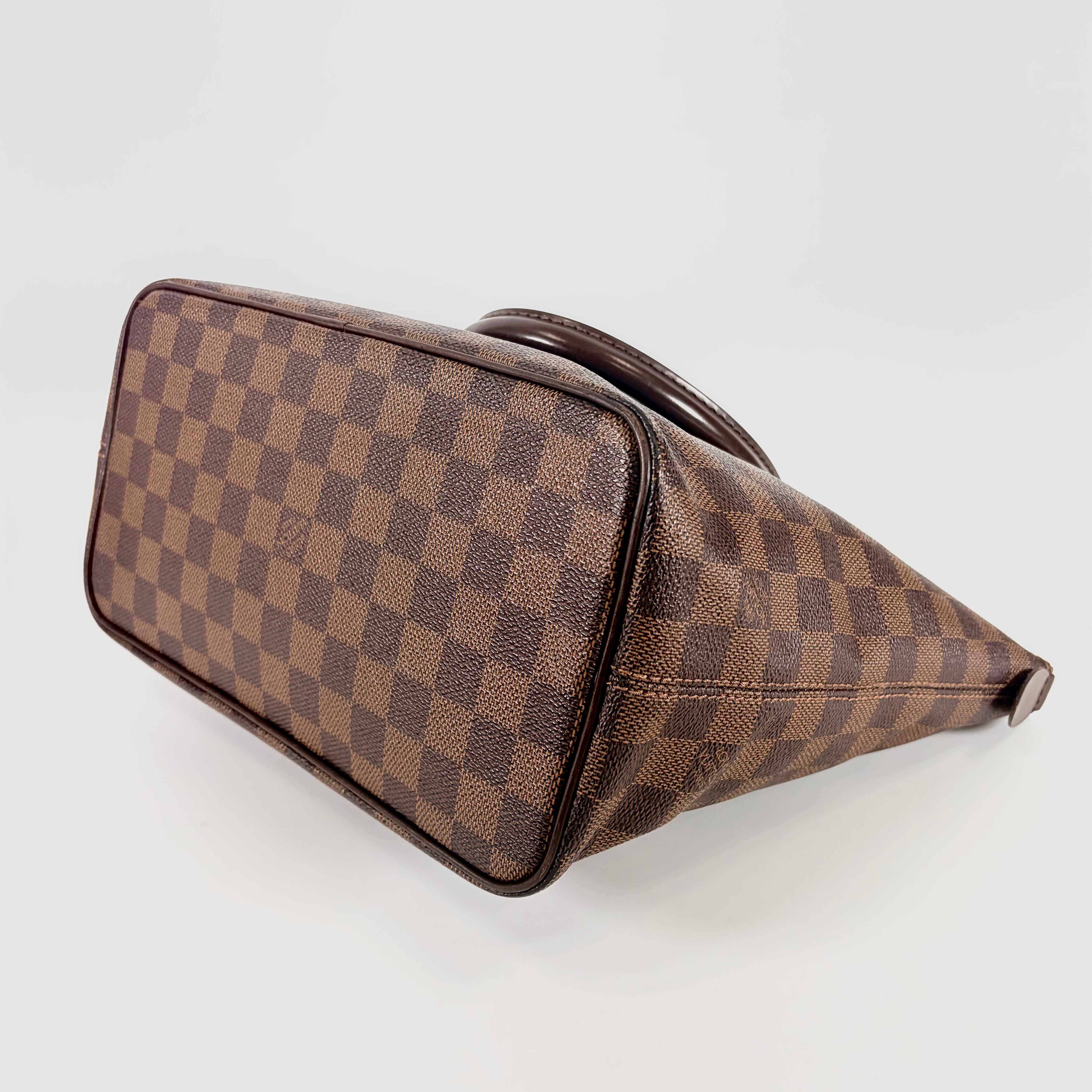 2606 secondhand LV Saleya