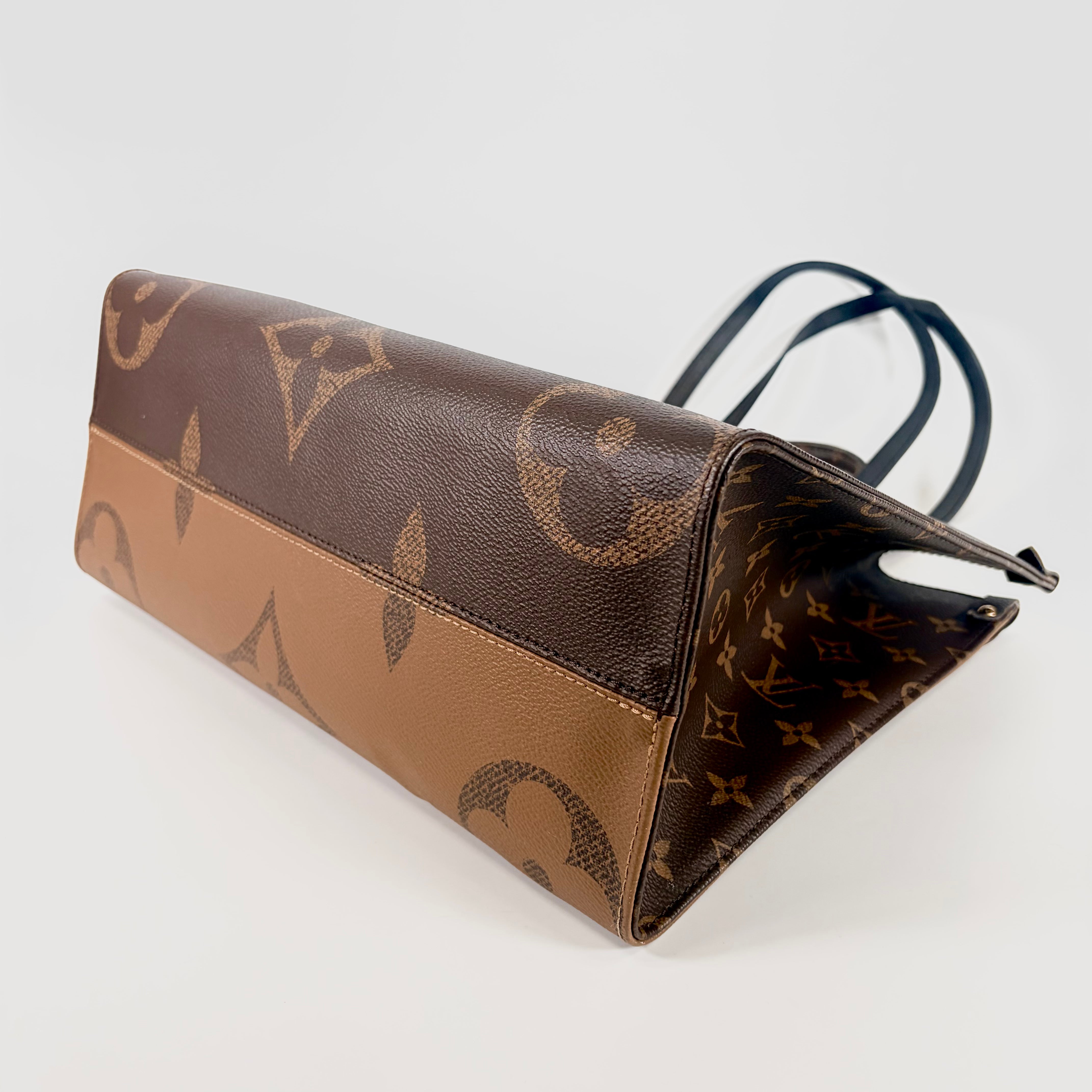2605 secondhand LV Giant Reverse M45039 On the Go MM FP0250