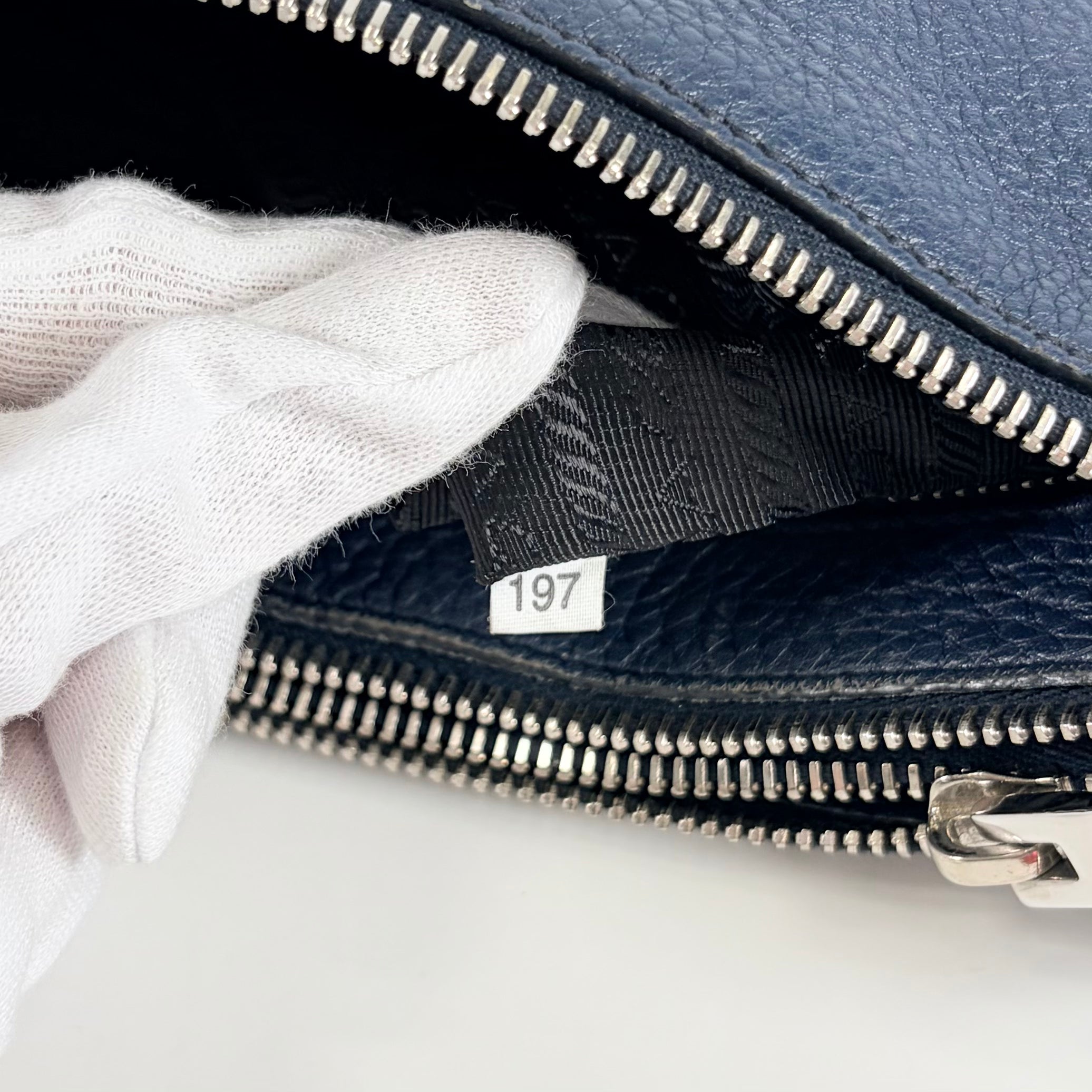 2607 secondhand PRADA shoulder Navy leather