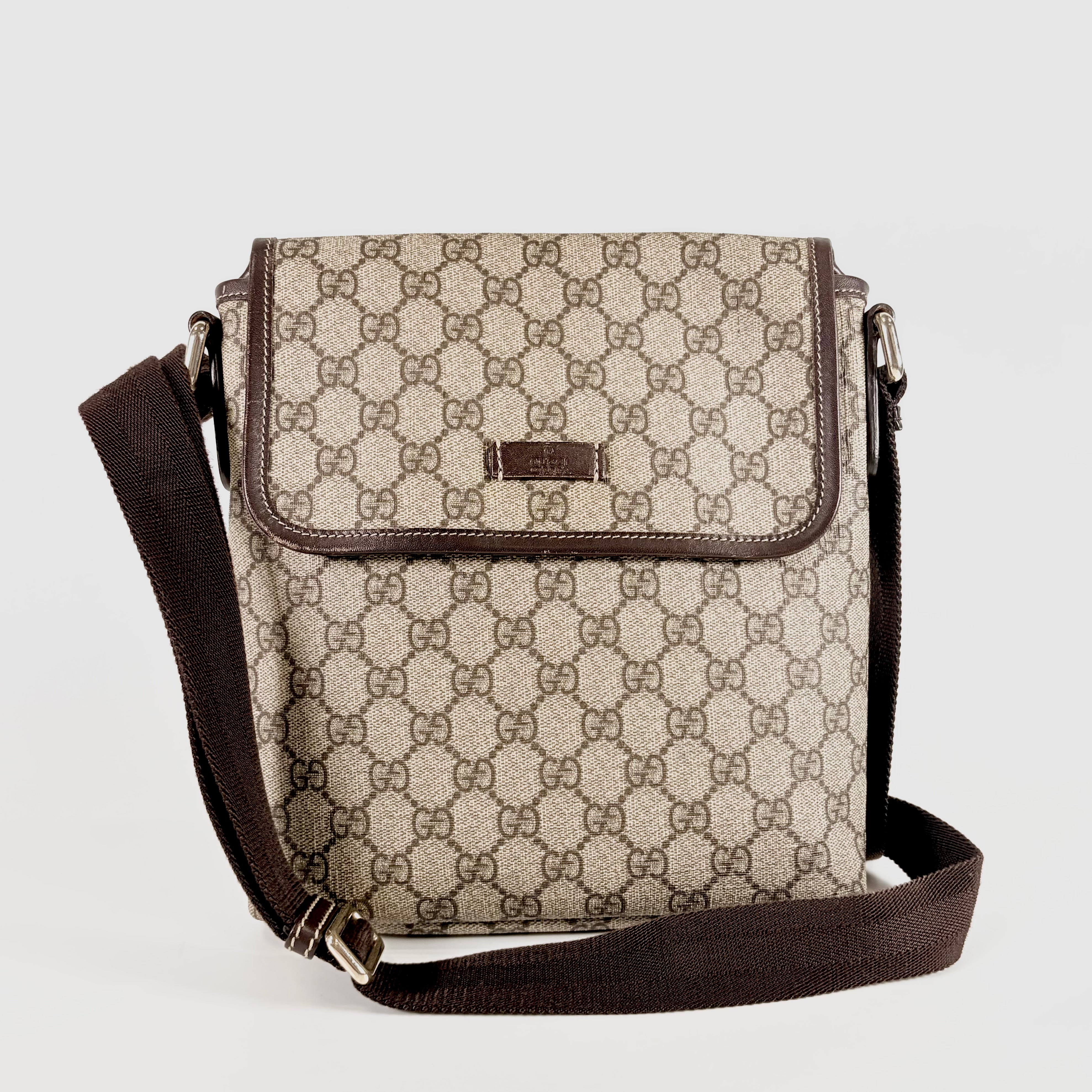 2608 secondhand GUCCI GG Supreme Shoulder Bag