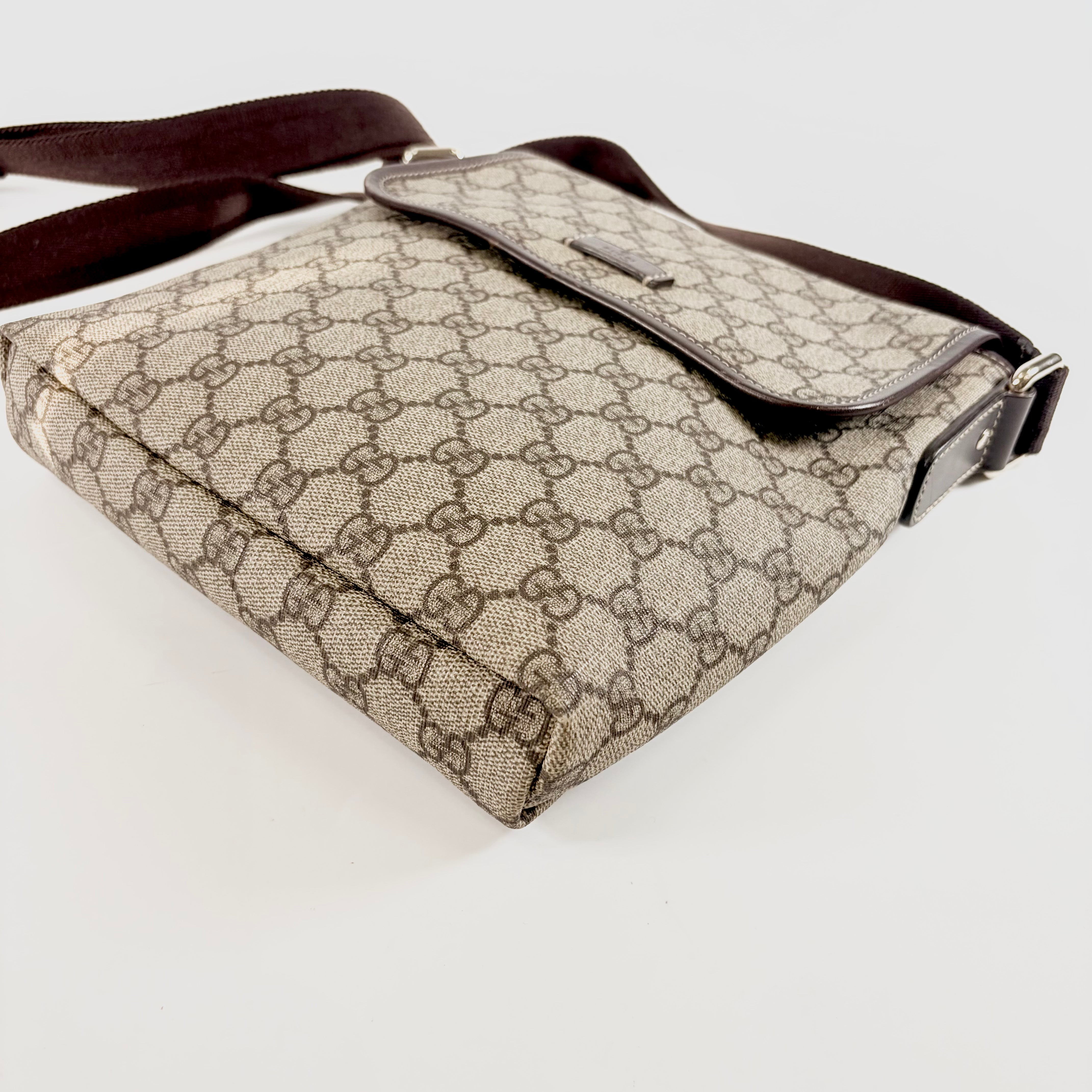 2608 secondhand GUCCI GG Supreme Shoulder Bag