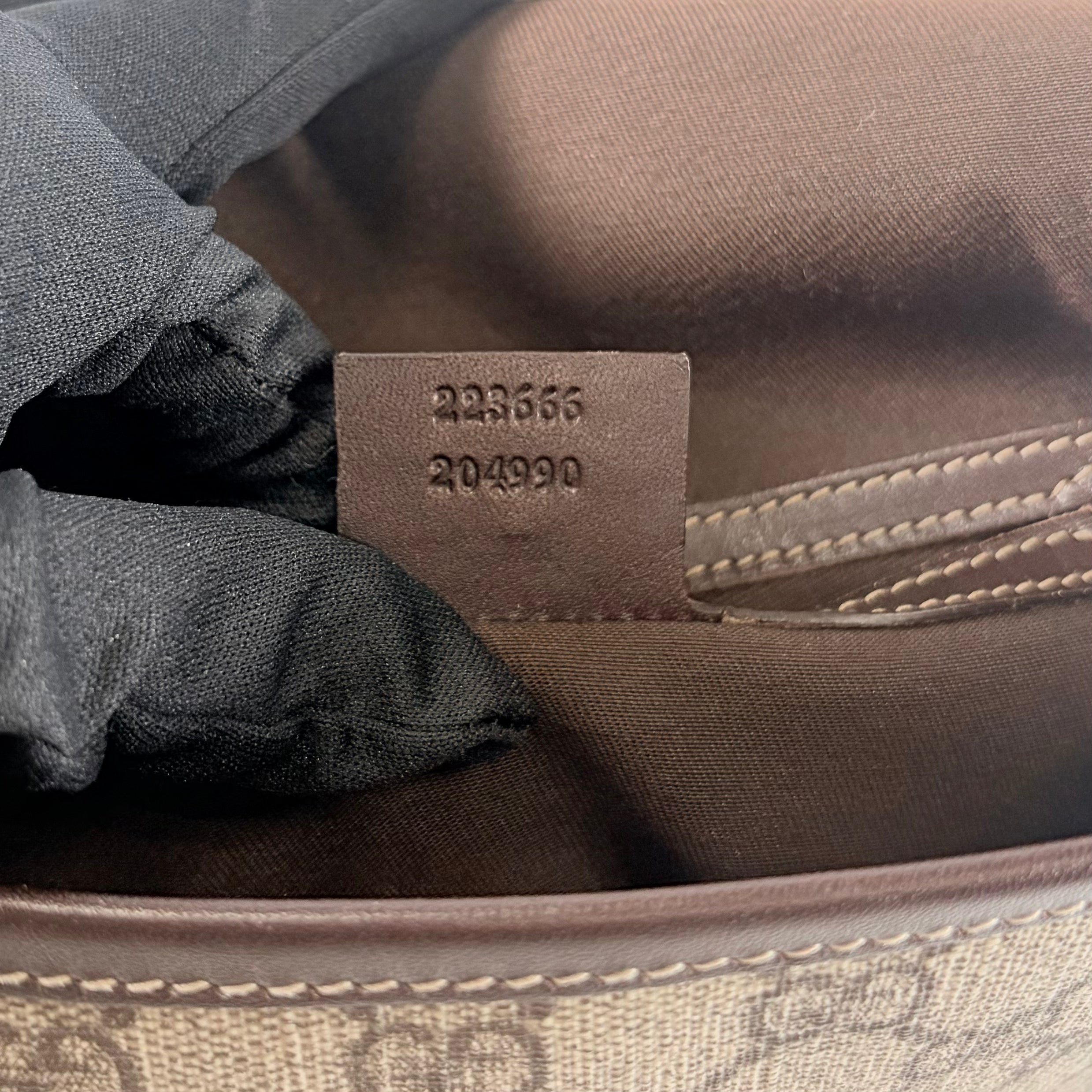 2608 secondhand GUCCI GG Supreme Shoulder Bag