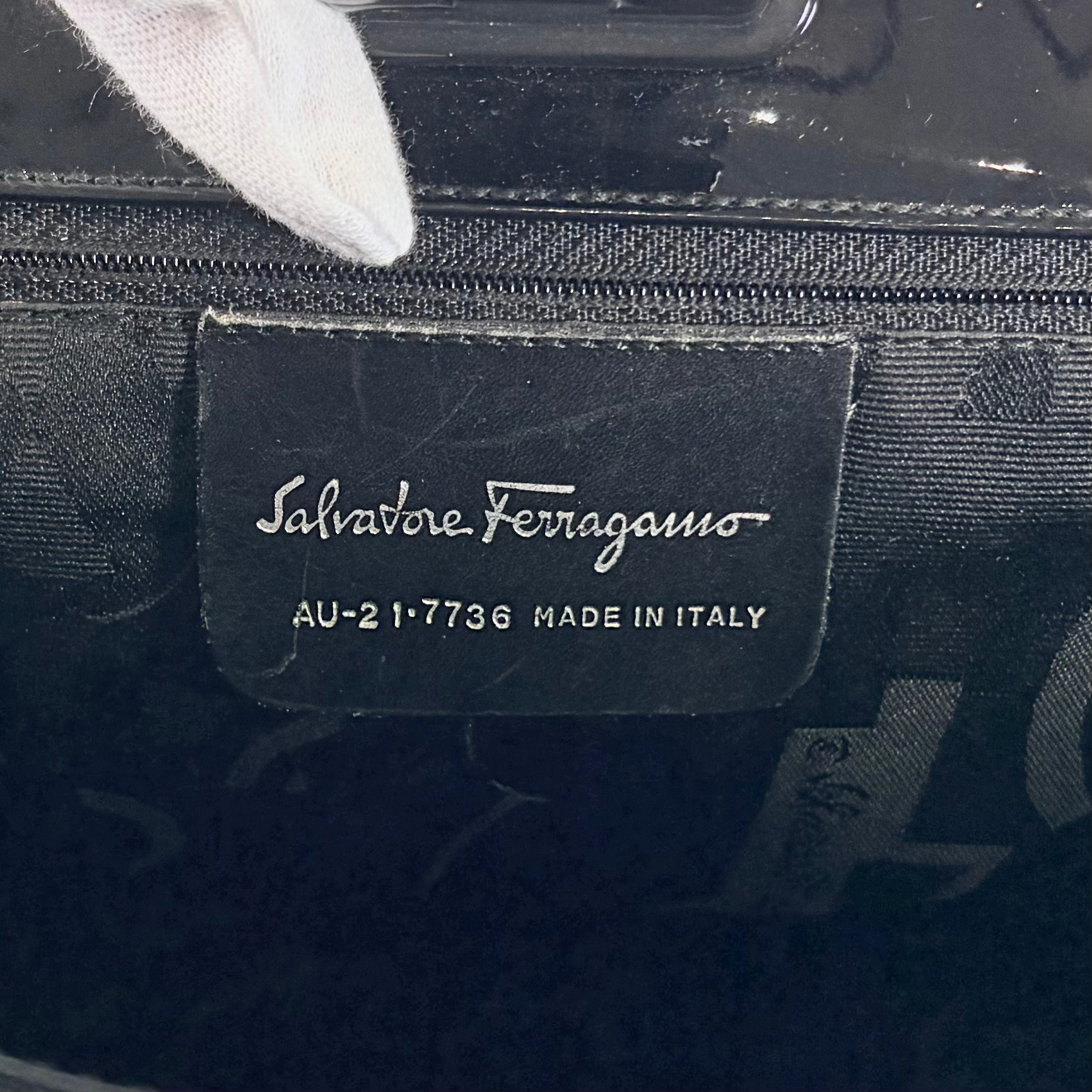 2607 secondhand Ferragamo patent Shoulder bag