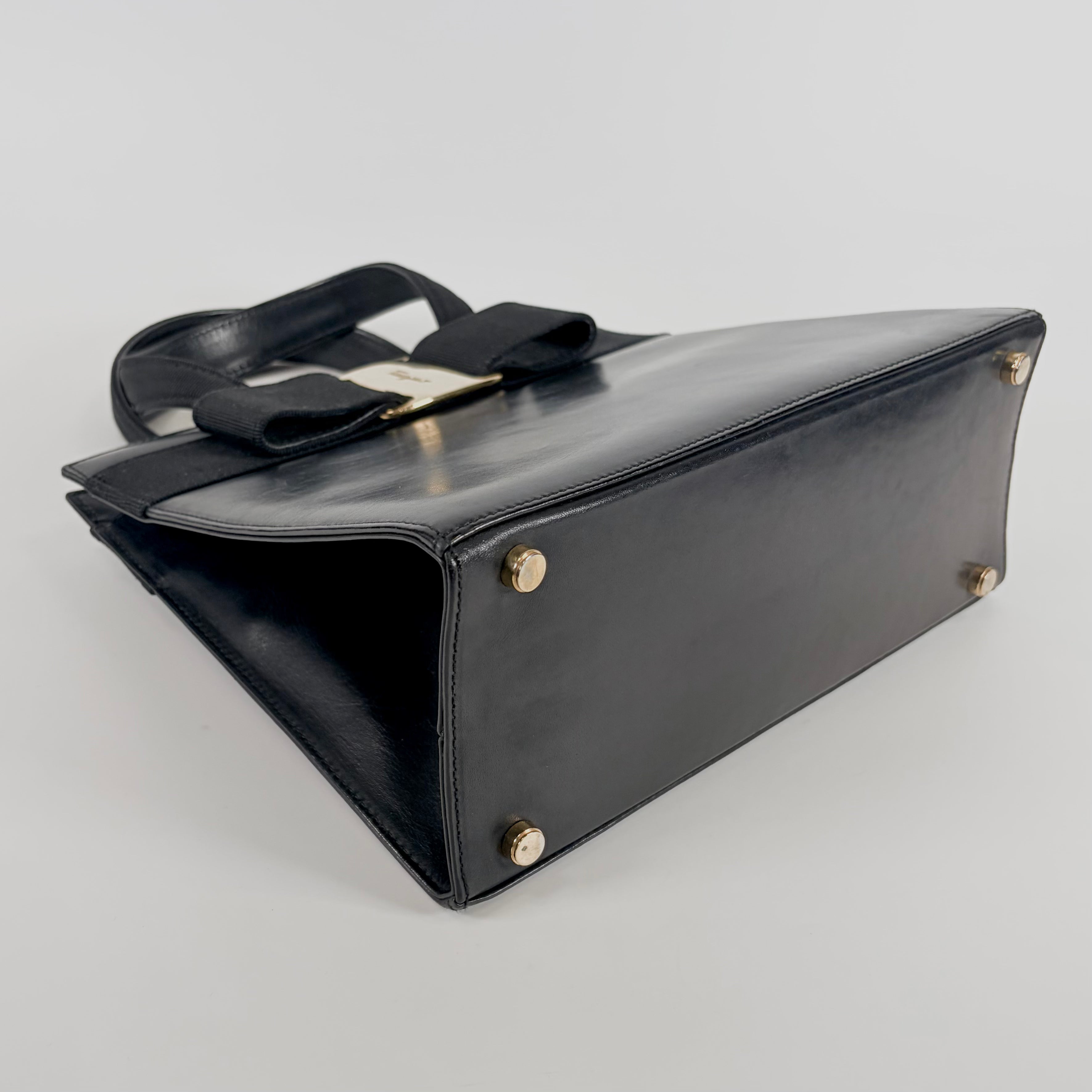 2607 secondhand Ferragamo Vara Ribbon hand bag