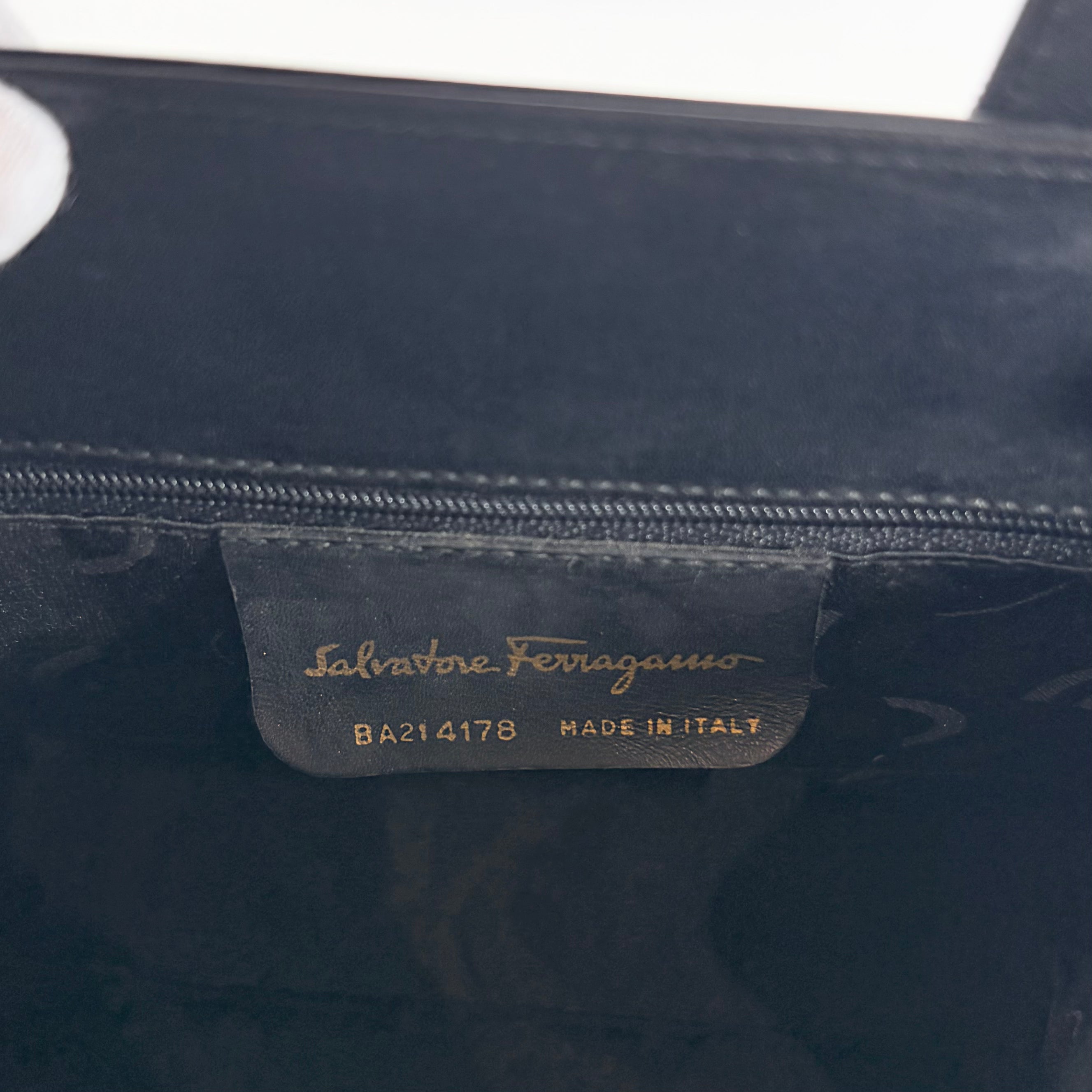 2607 secondhand Ferragamo Vara Ribbon hand bag