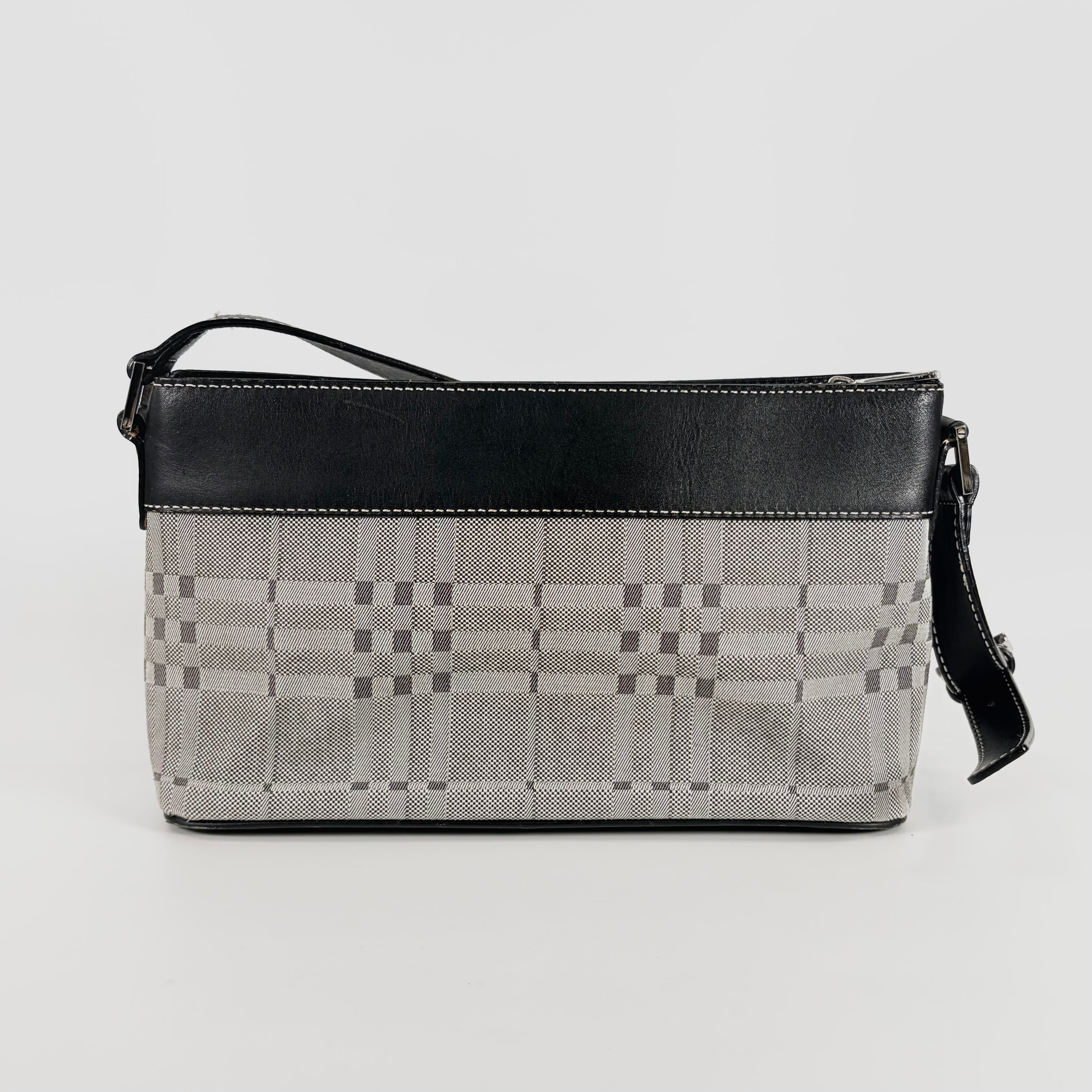 2607 secondhand Burberry Hand Bag