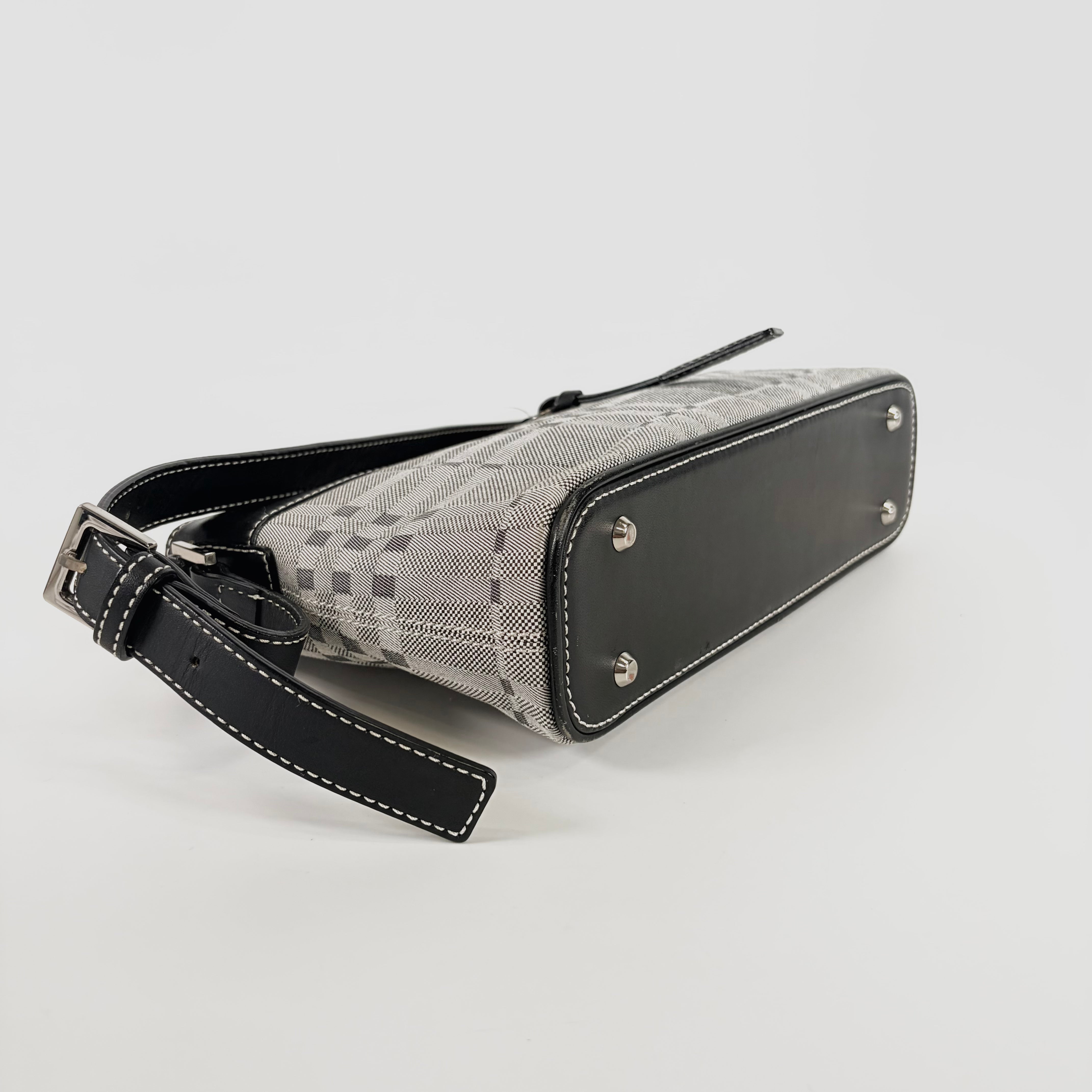 2607 secondhand Burberry Hand Bag