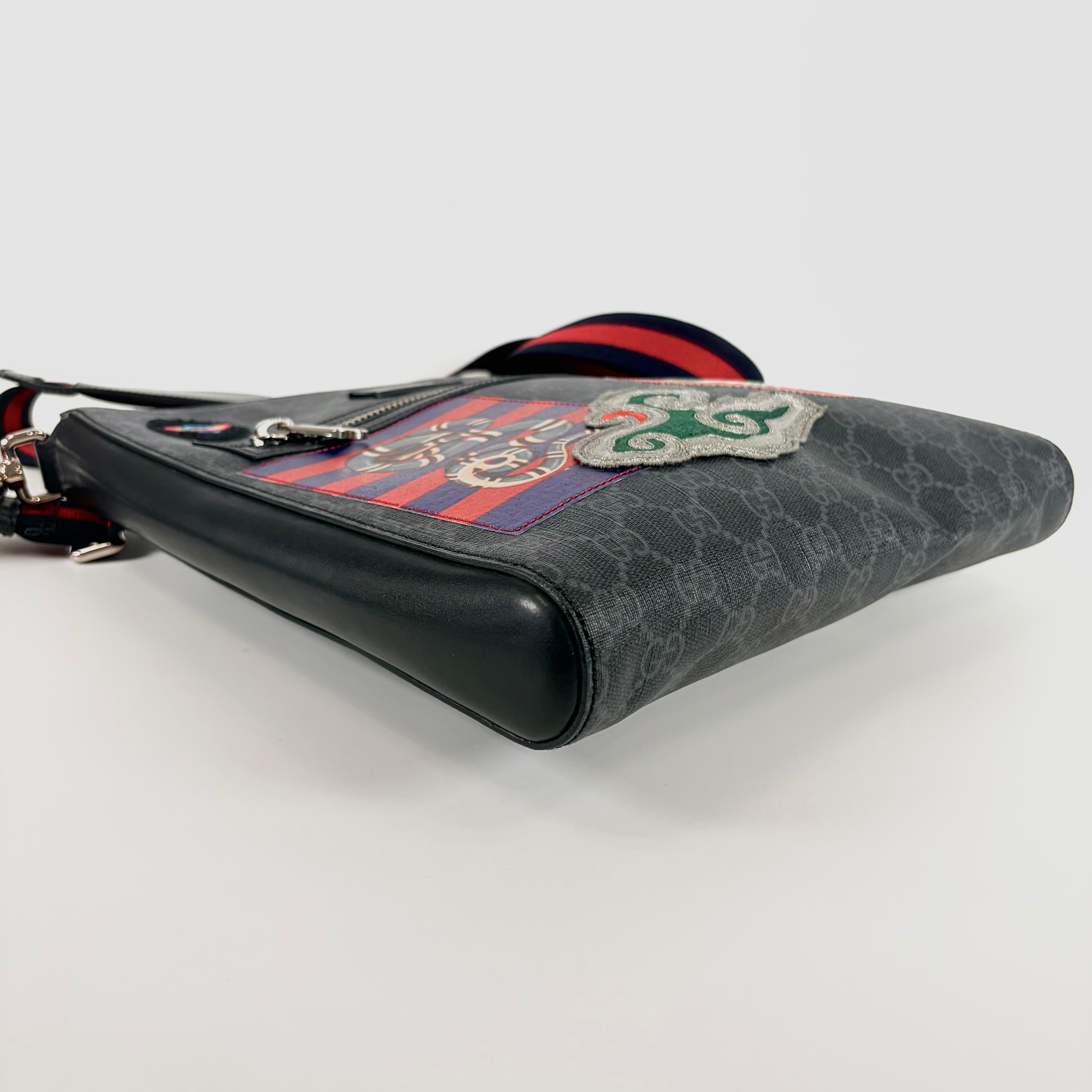 2607 secondhand GUCCI GG Supreme Shoulder bag